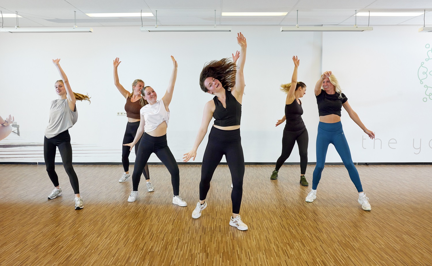 Dansen bij OHC Soest. 6 vrouwen bewegen tijdens een les.