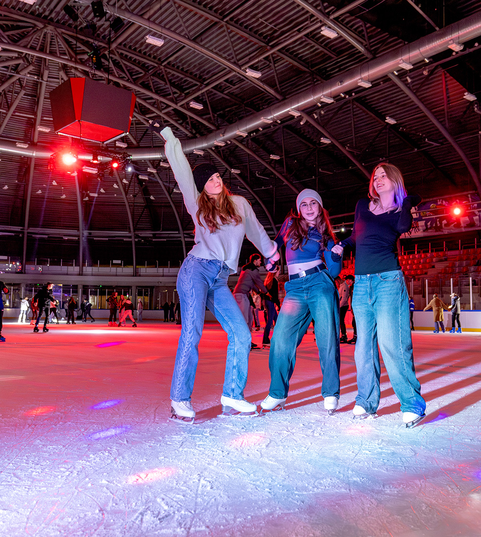 3 dames genieten van het discoschaatsen bij Optisport