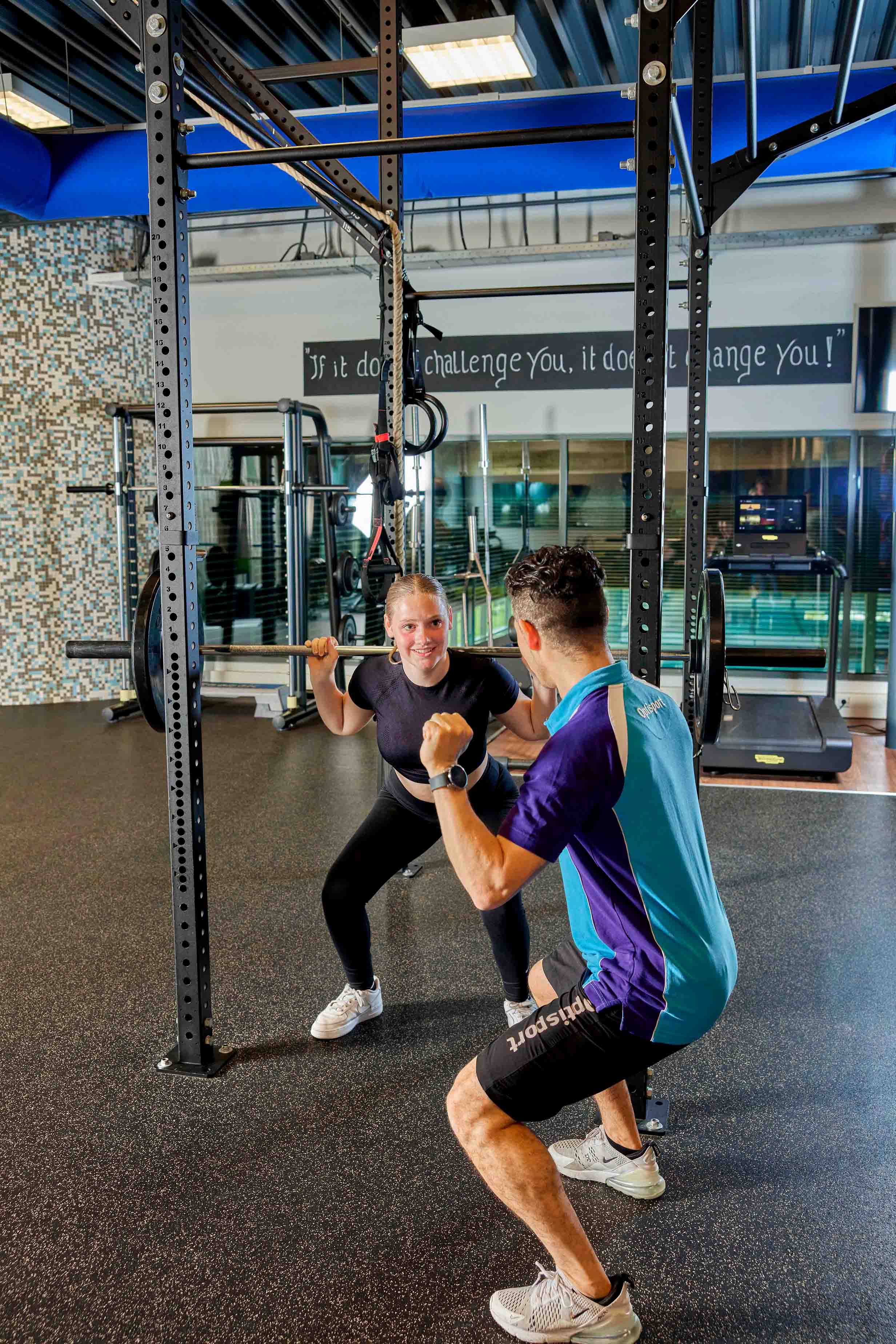 Instructeur Optisport helpt sportende mensen met oefeningen