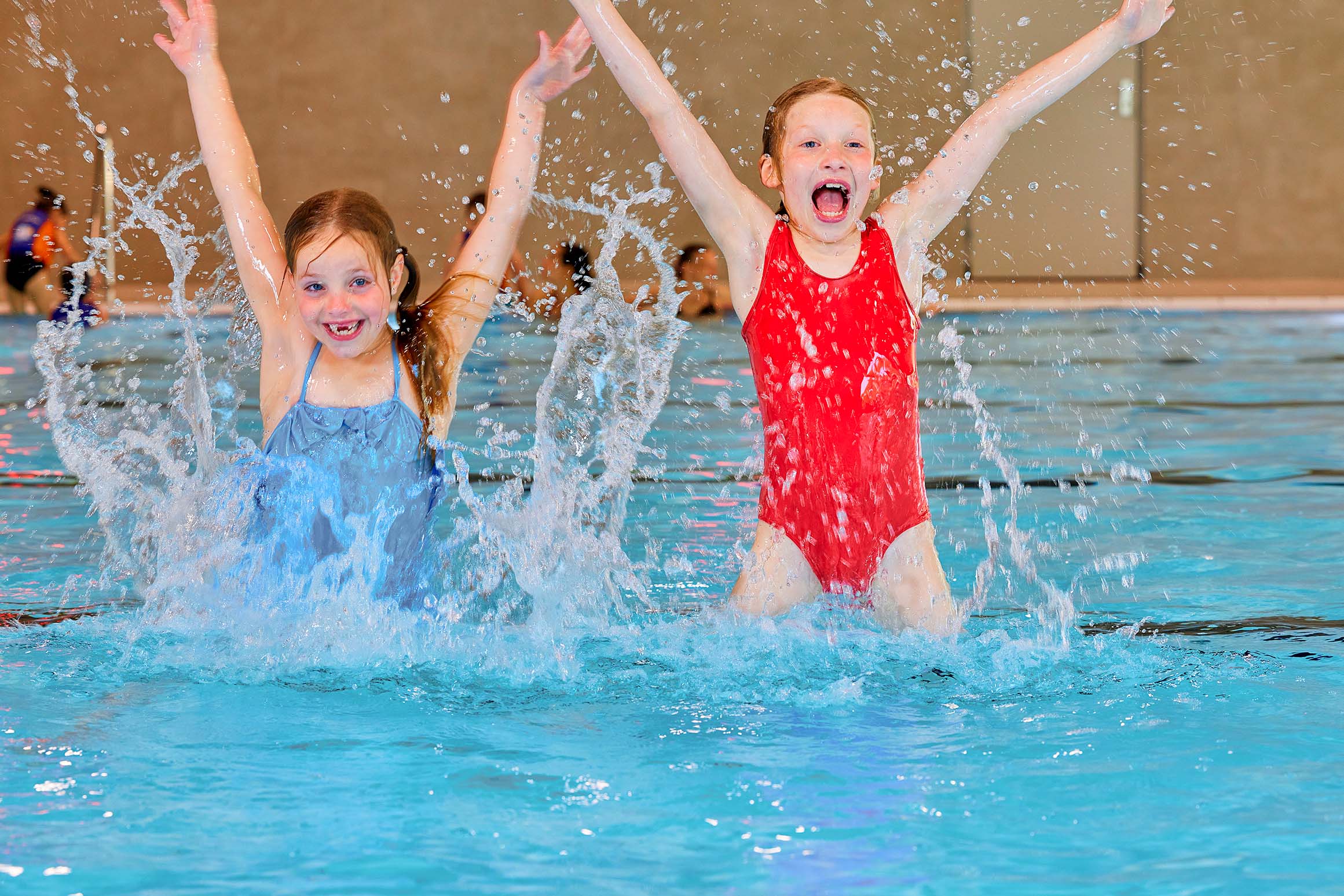 Kinderen die plezier hebben in het zwembad