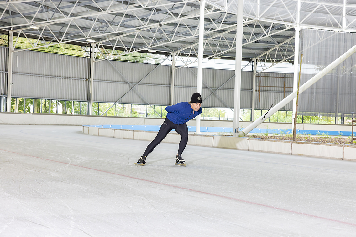 Een man schaatst op eigen tempo rondjes tijdens de Buffelavond op een Optisport schaatsbaan