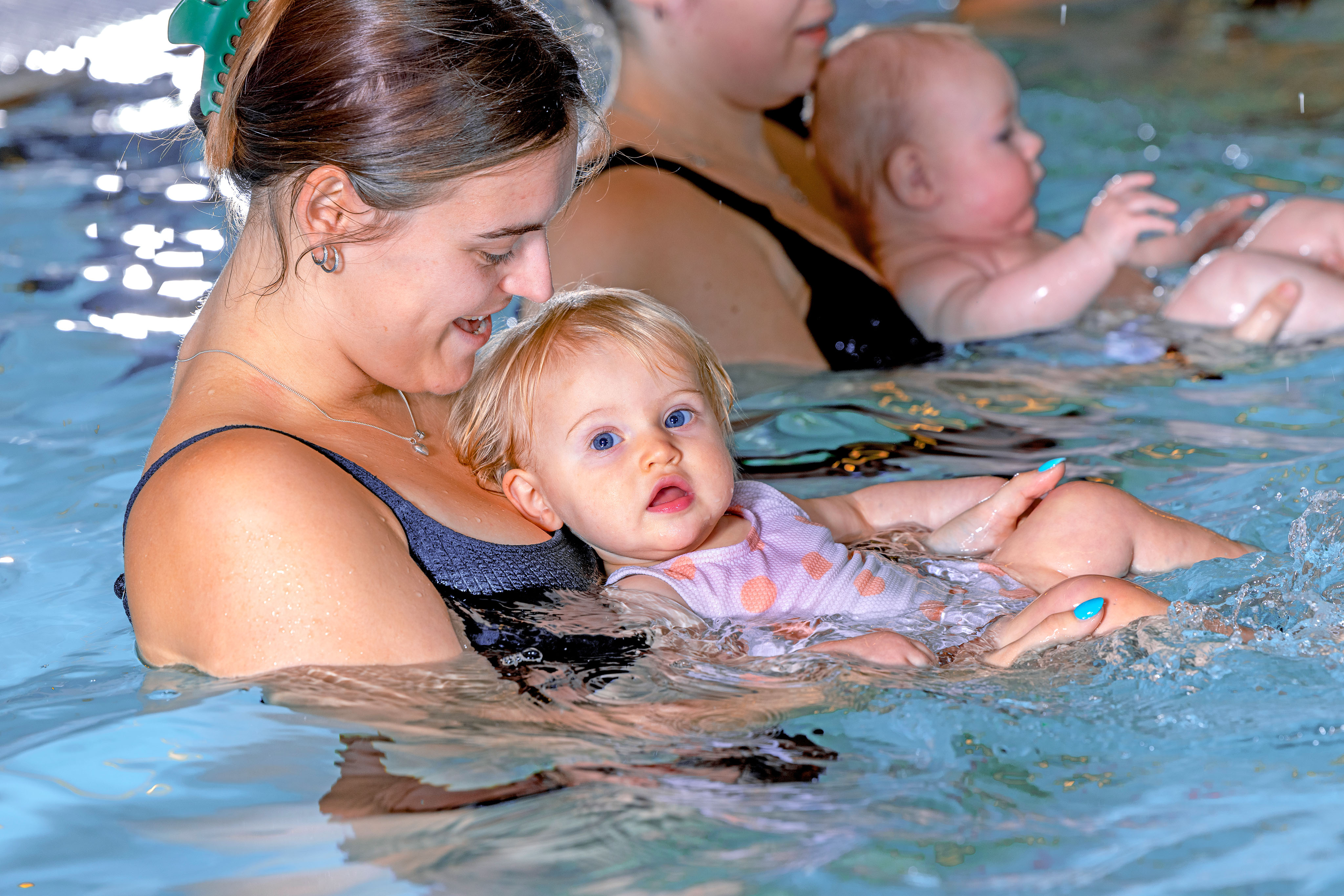Moeder met baby in het water