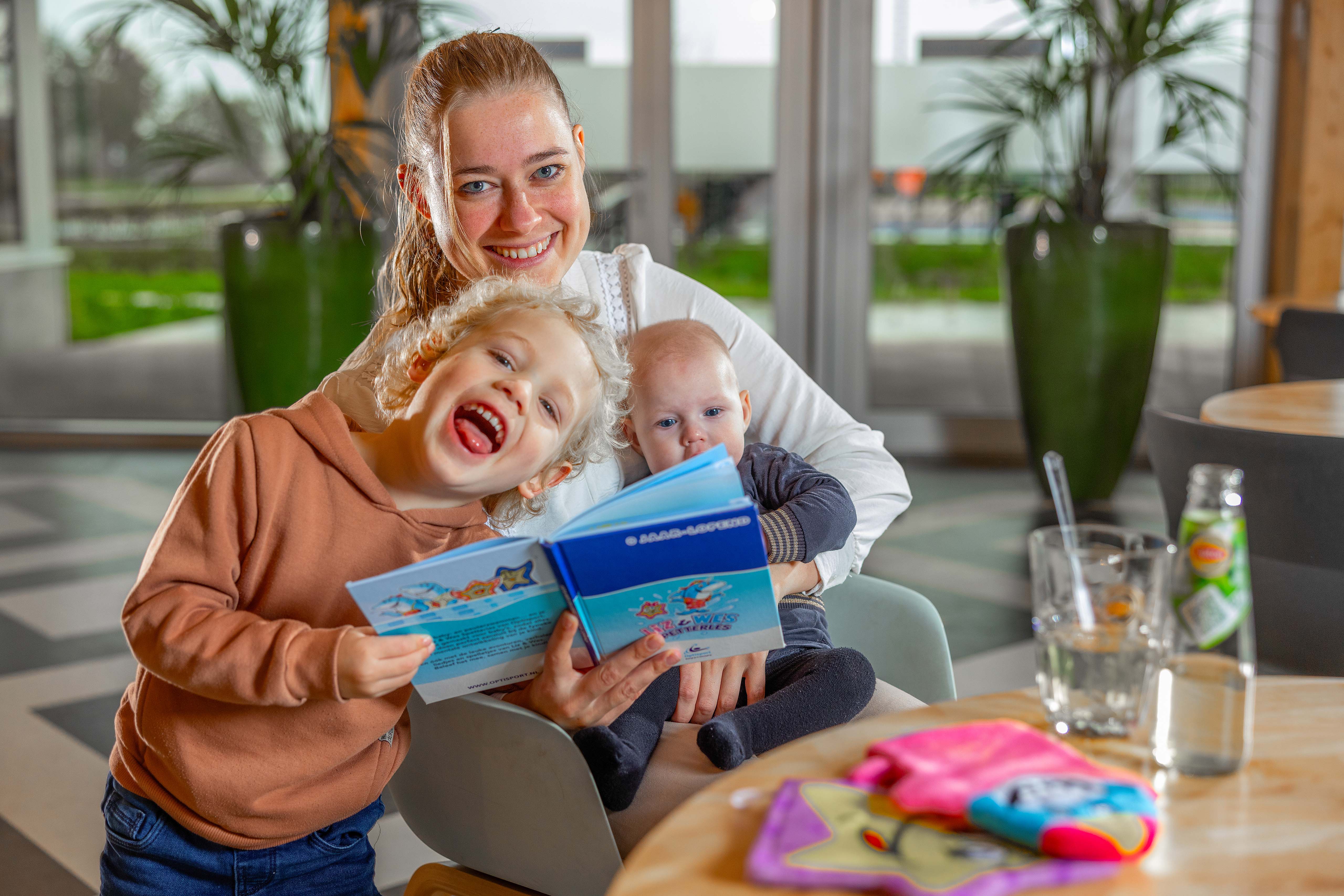 Moeder zit in de horeca met Liz en Wes boekje en kids