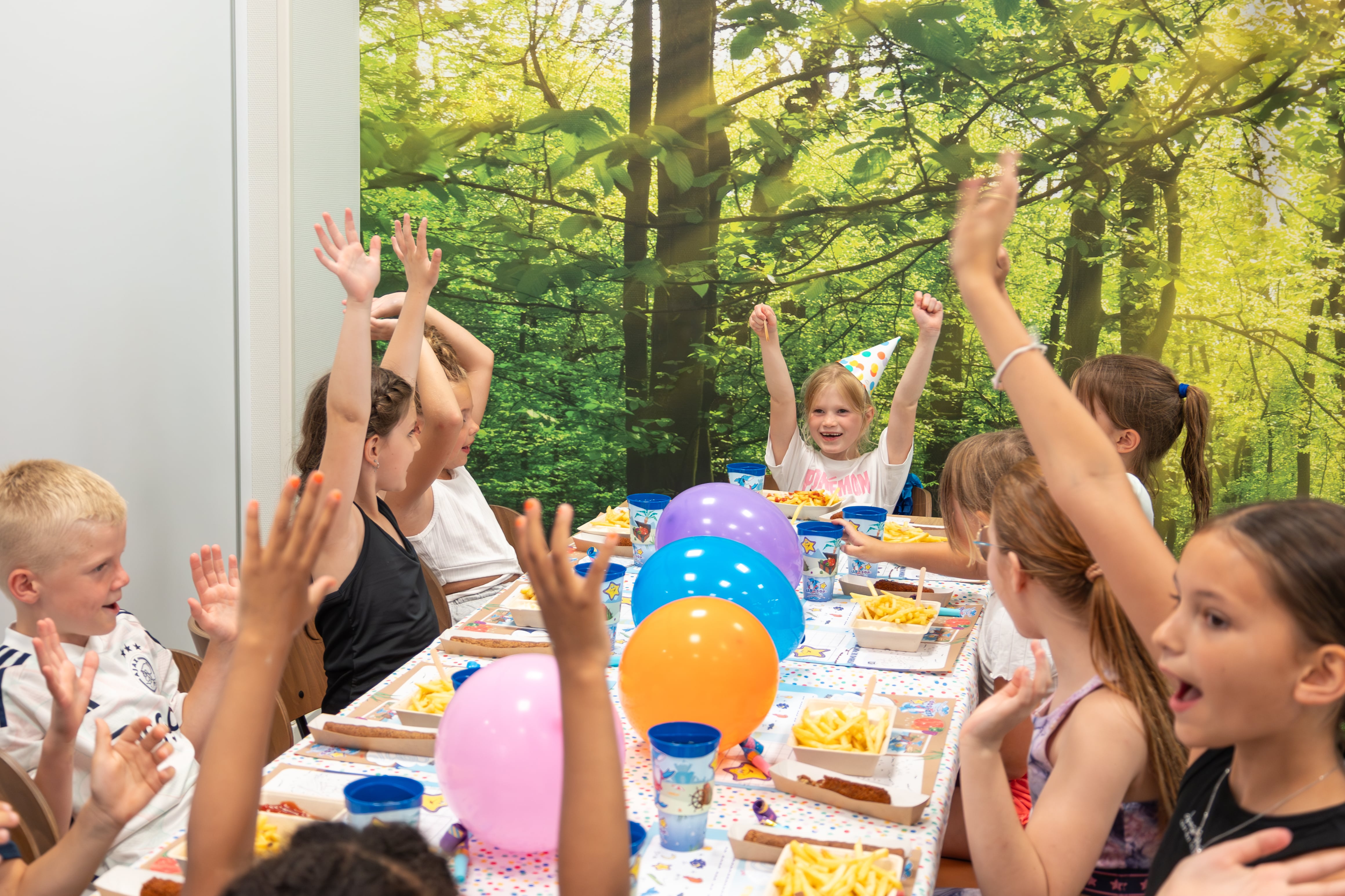 Kinderen zitten aan tafel te eten