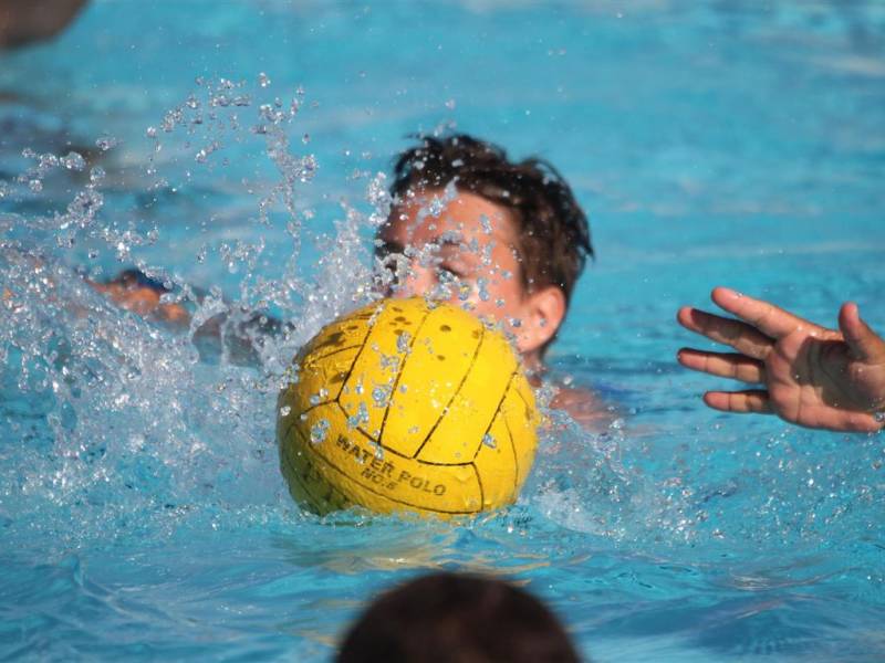 Waterpolobal voor man in het water