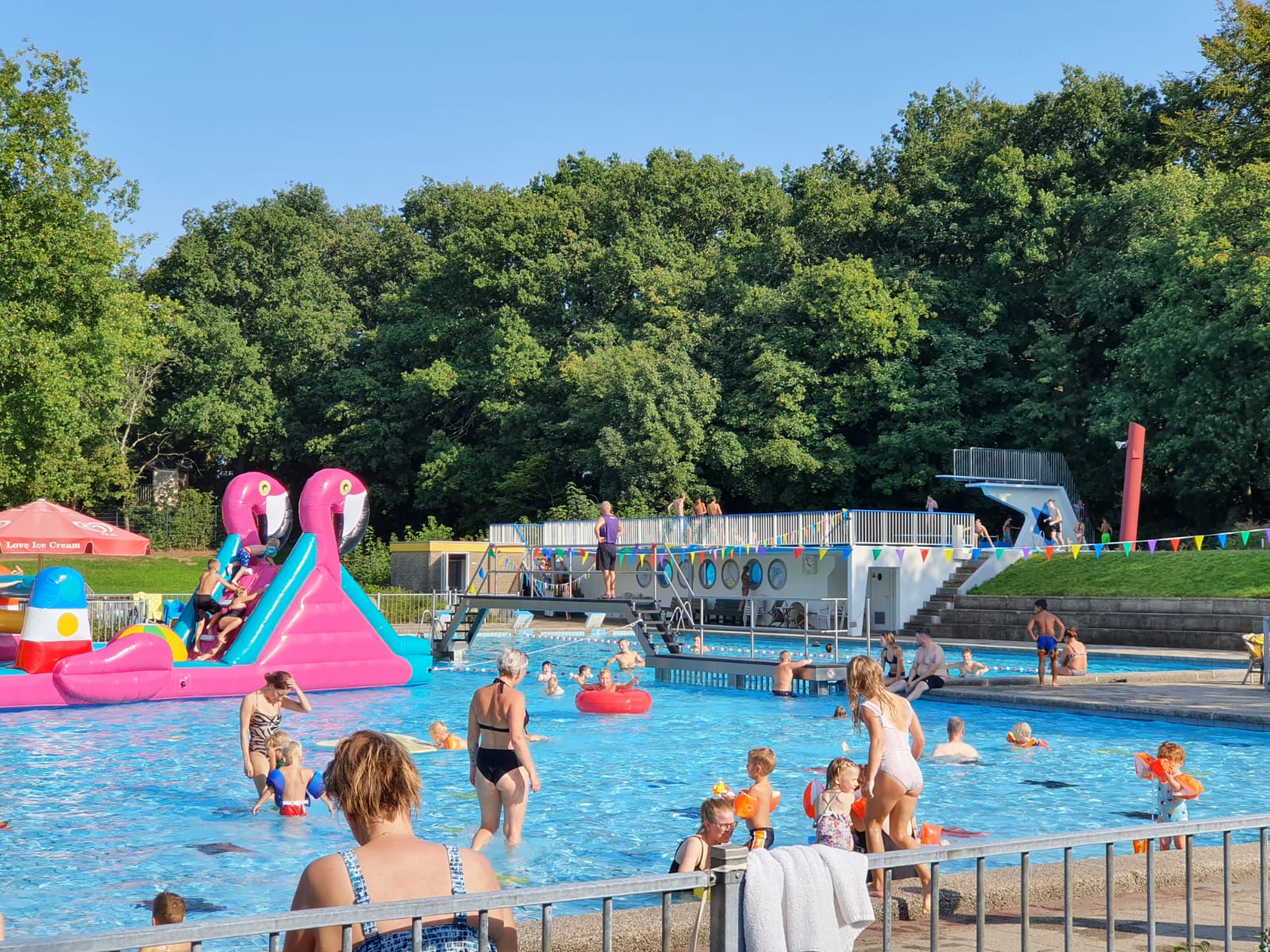 Buitenzwembad Dundelle in Bakkeveen, voor families en dagje uit