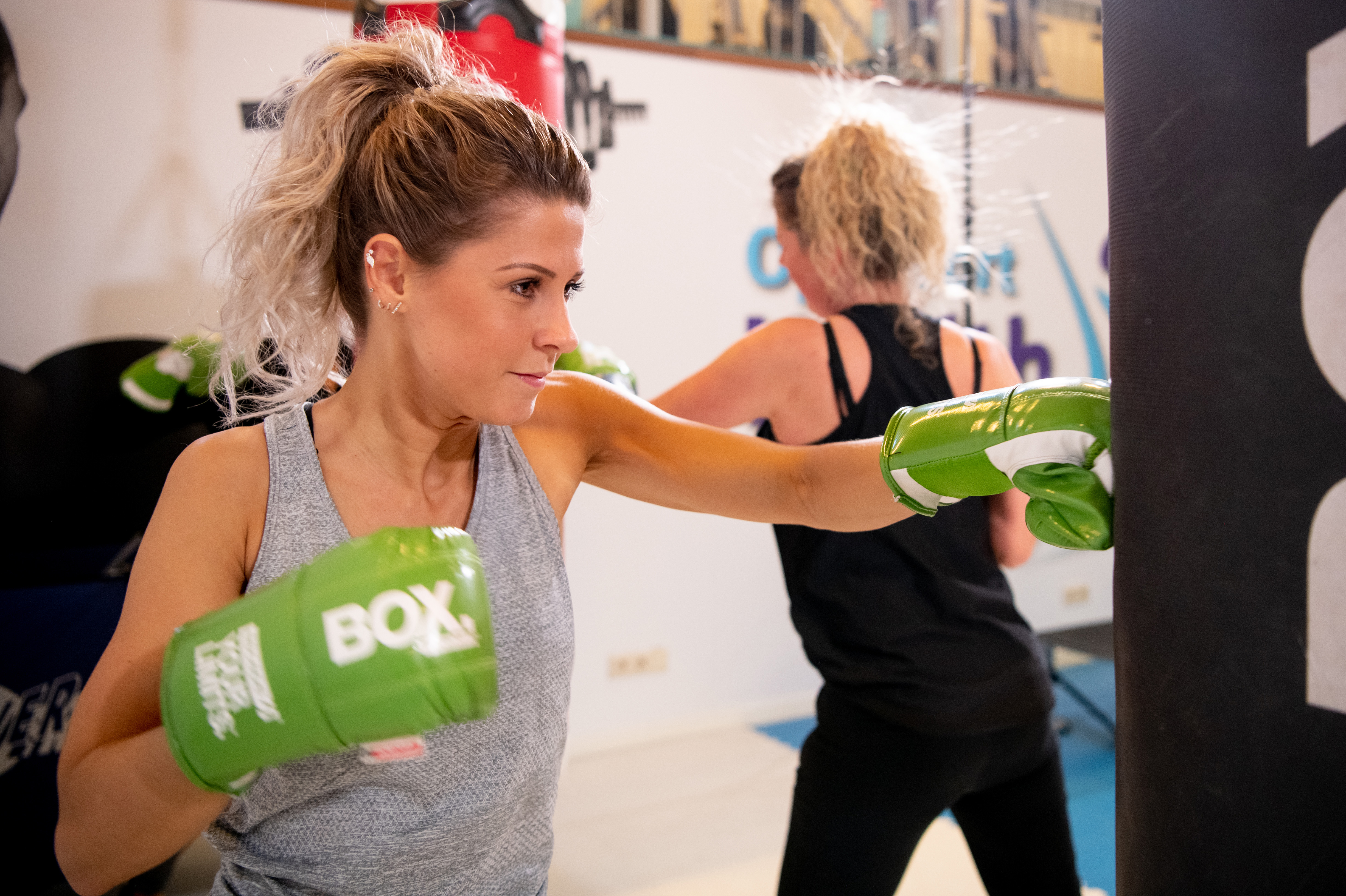 Twee vrouwen boksen op bokszak tijdens Bokschallenge