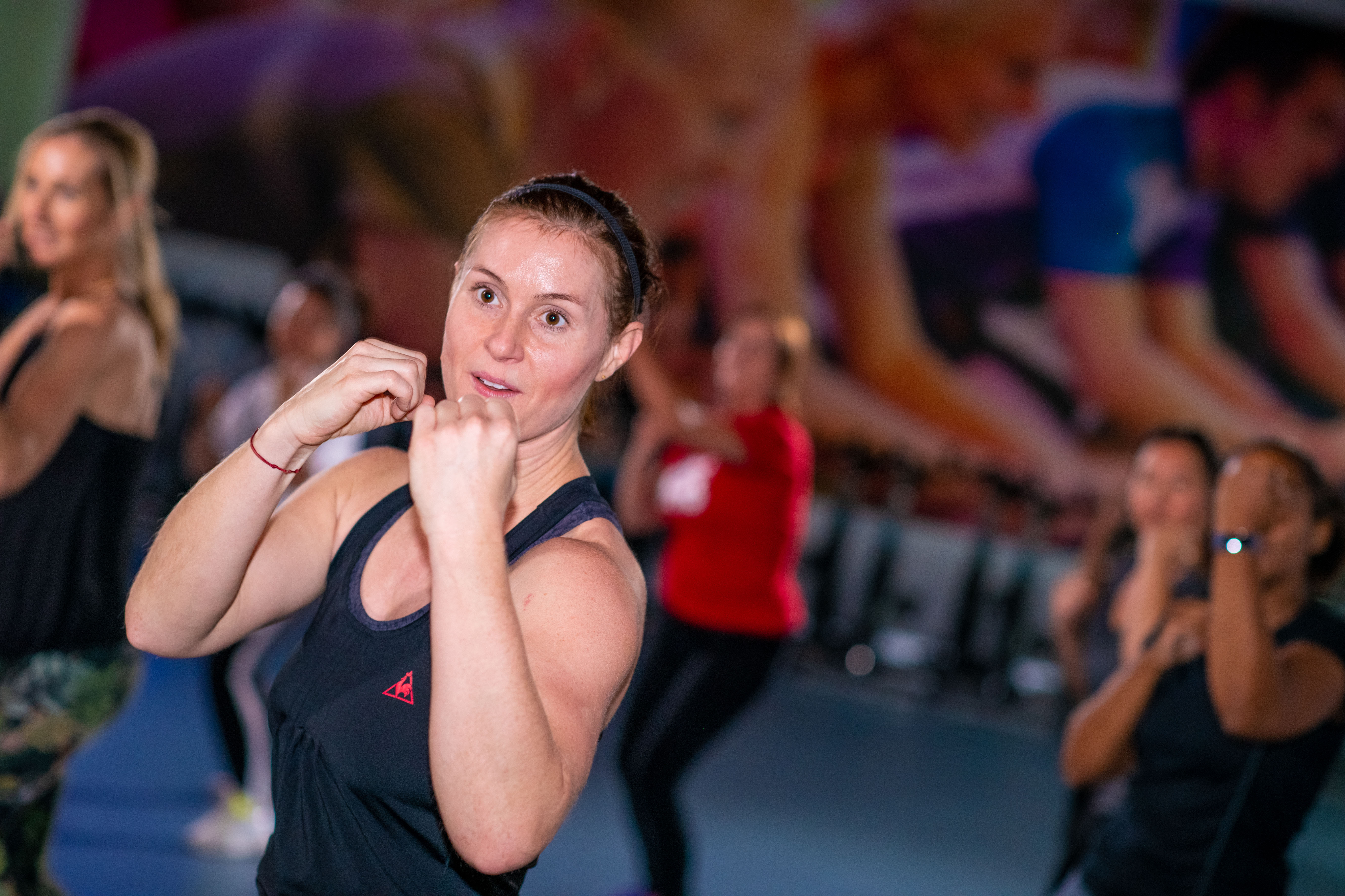 Een vrouw is fanatiek aan het sporten tijden Club Batlle.