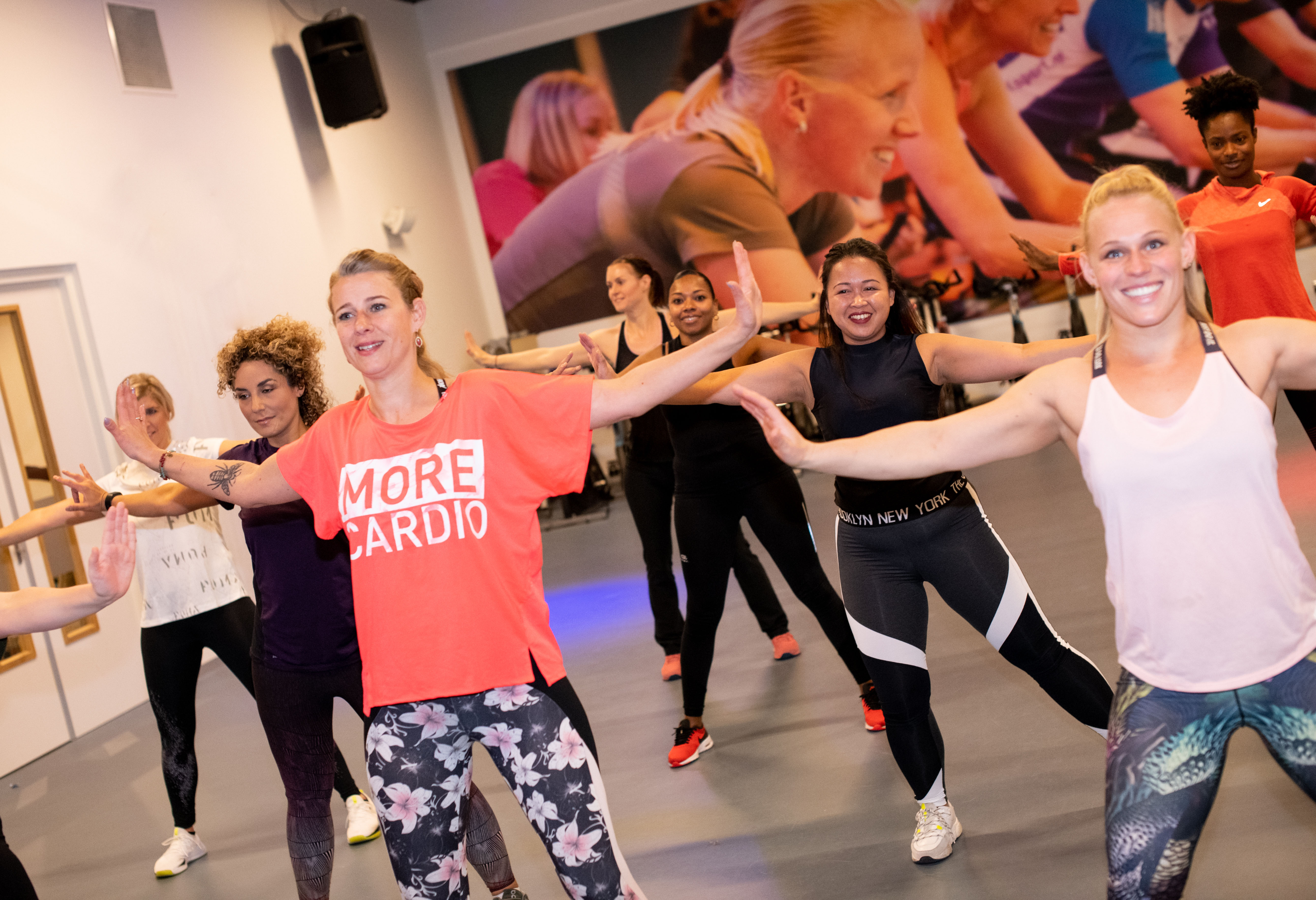 Groep mensen zijn aan het dansen bij Optisport.