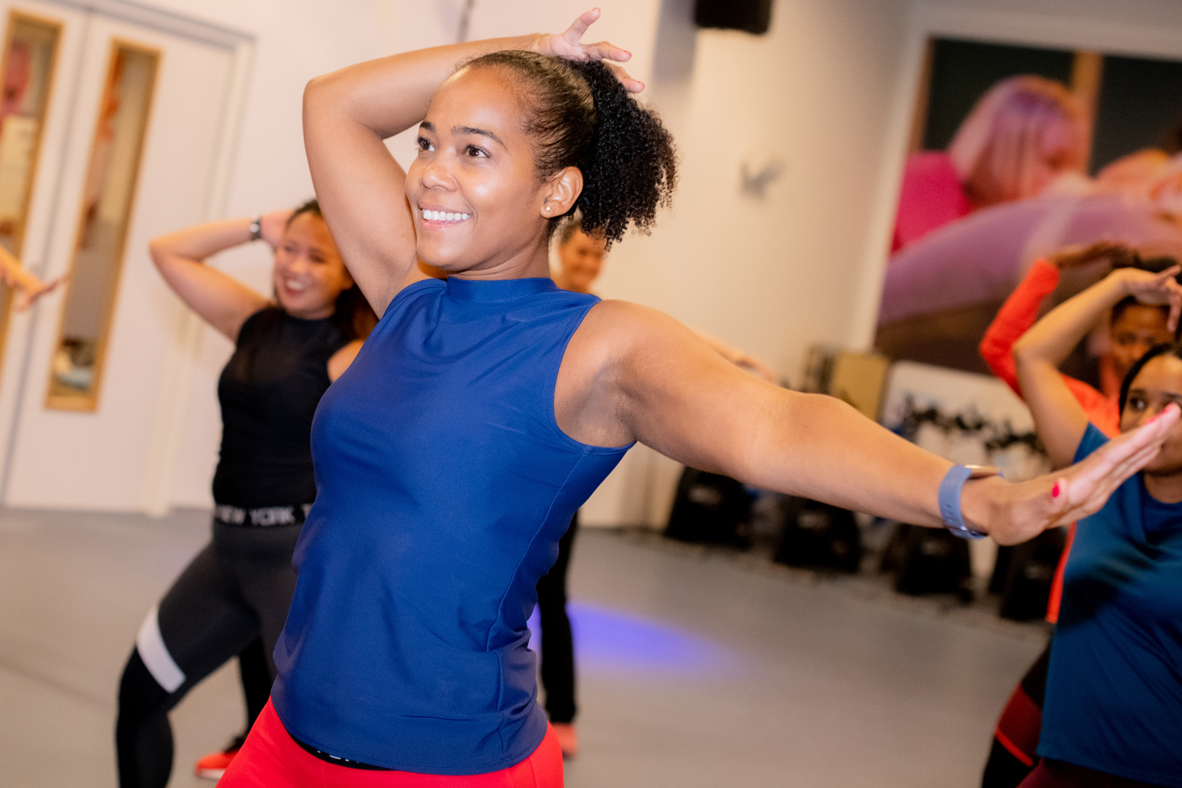 Een vrouw is aan het dansen op salsa muziek tijdens een groepsles van salsa aerobic.