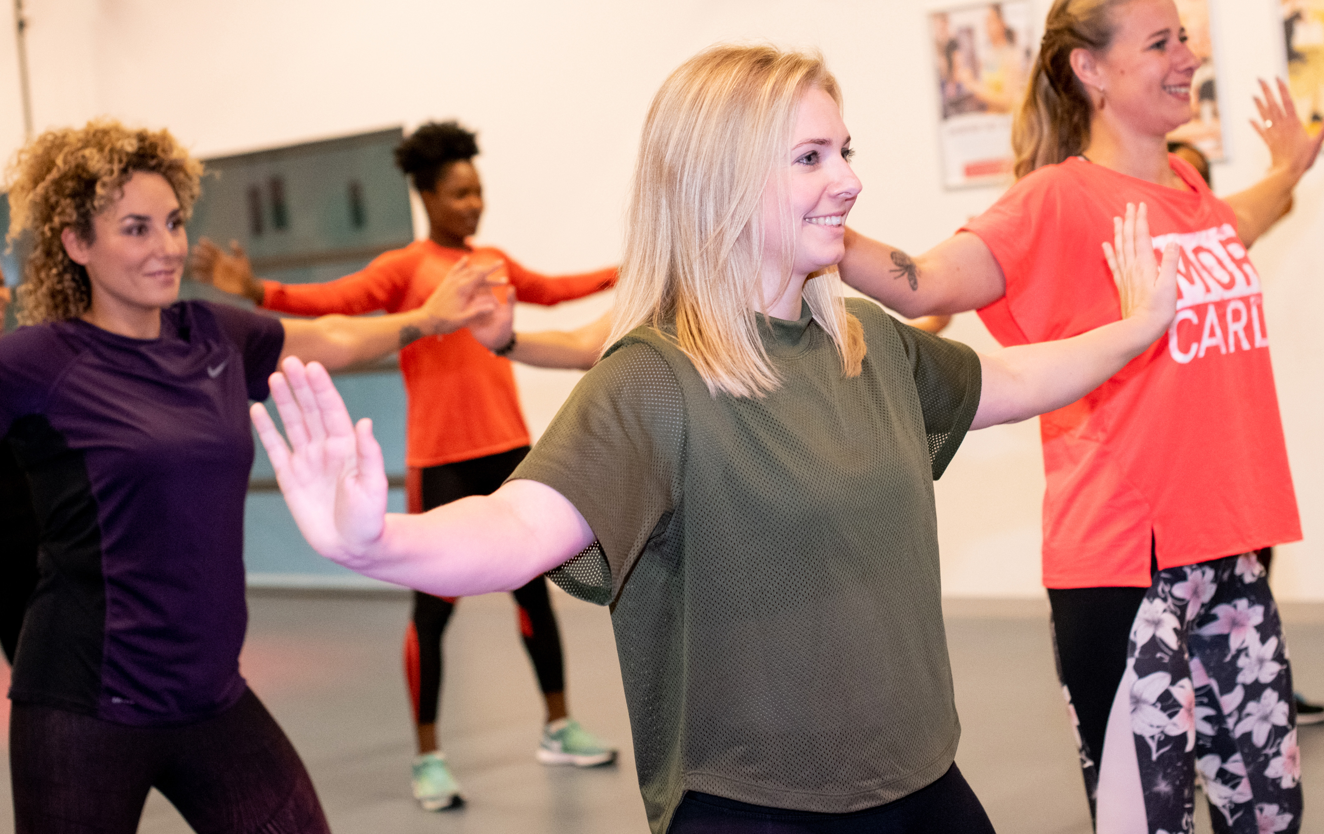 Vrouwen doen de instructeur na tijdens de salsa aerobic.