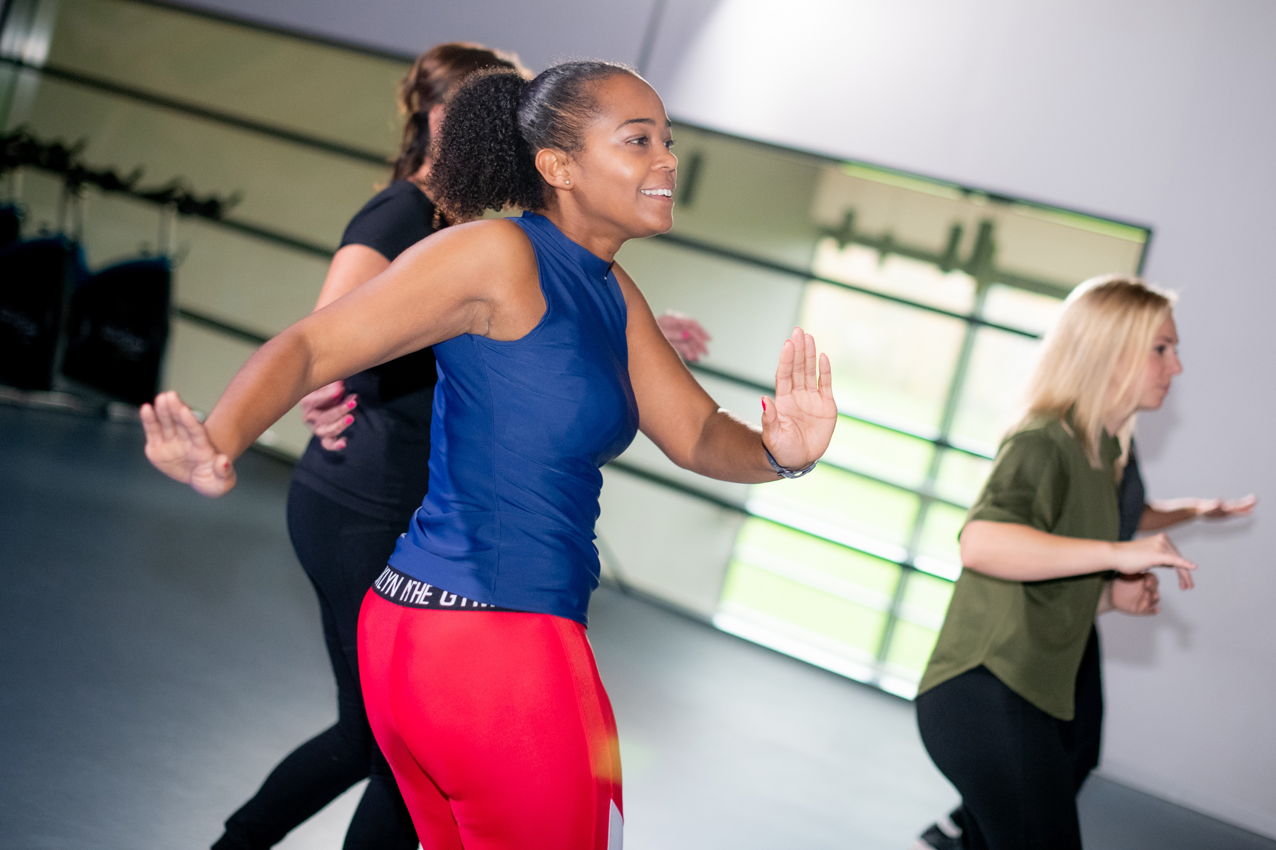 Vrouwen zijn de salsa aan het dansen tijdens een groepsles.