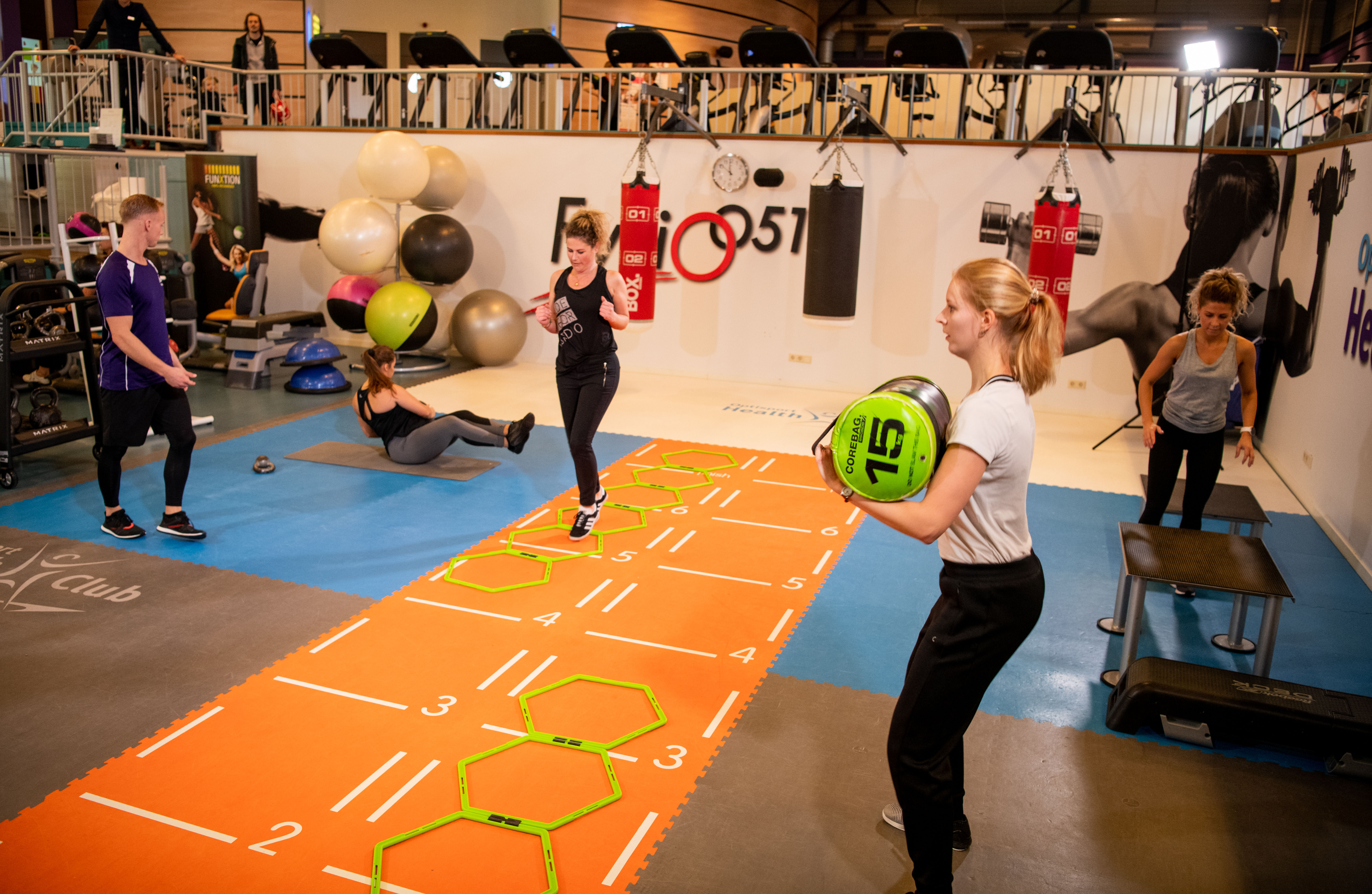 Vier vrouwen doen ieder een verschillende oefening tijdens FX Insane