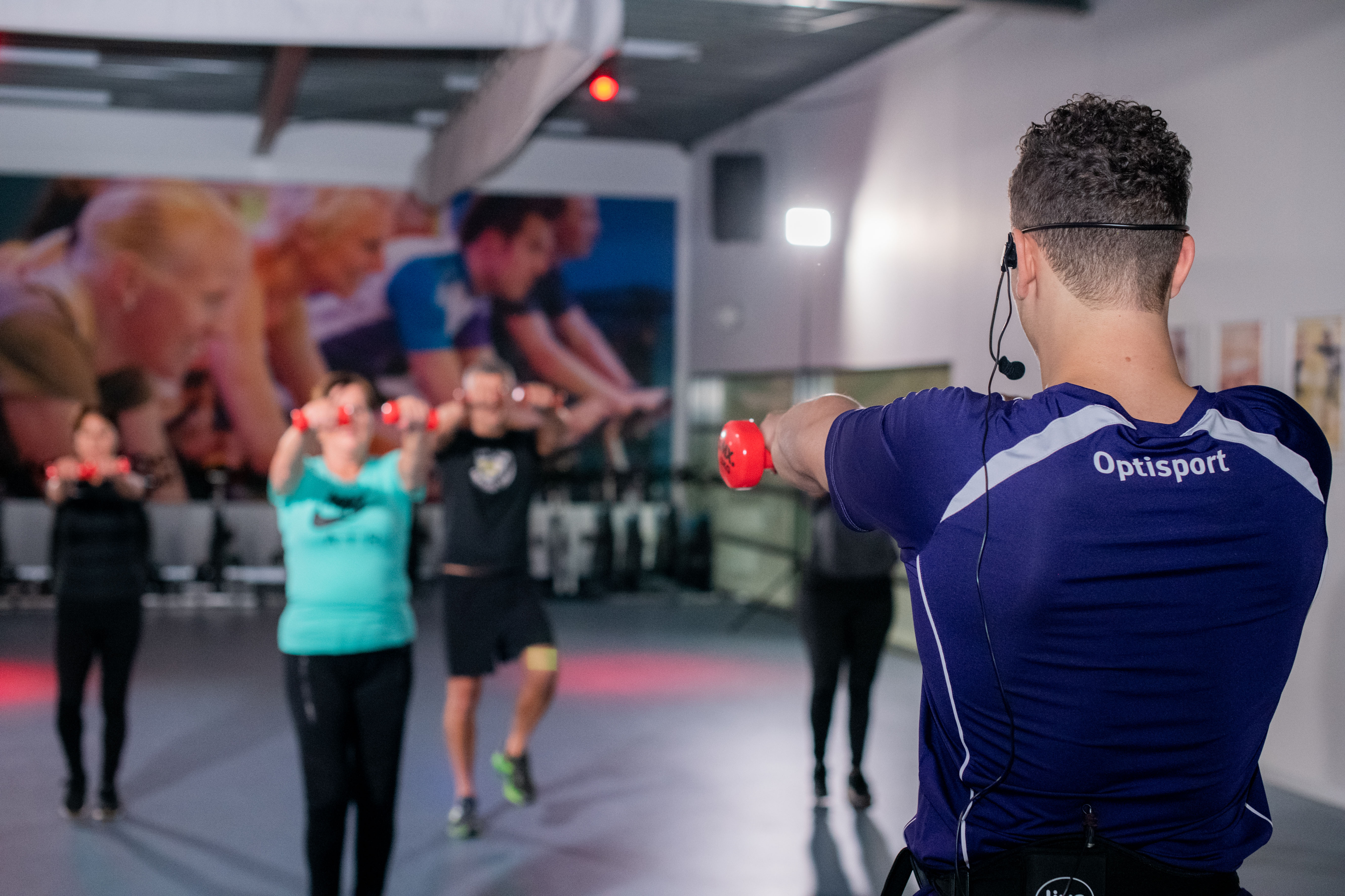 Workout voor vijftigplussers gericht op conditie, kracht en lenigheid. Groep mensen doen verschillende oefeningen.