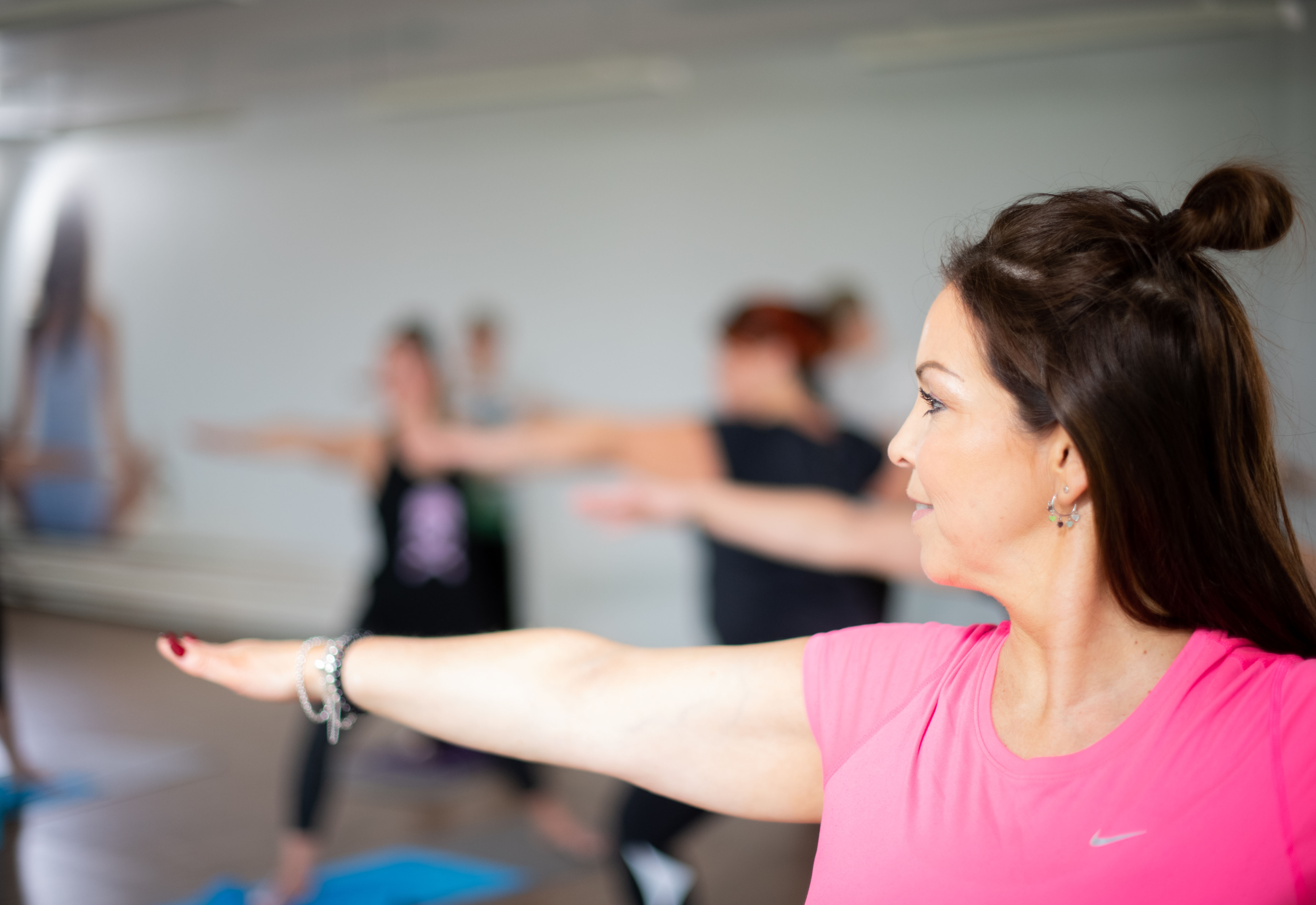 Groepsles van power yoga bij Optisport. Een groep mensen zijn ontspannen oefeningen aan het doen.