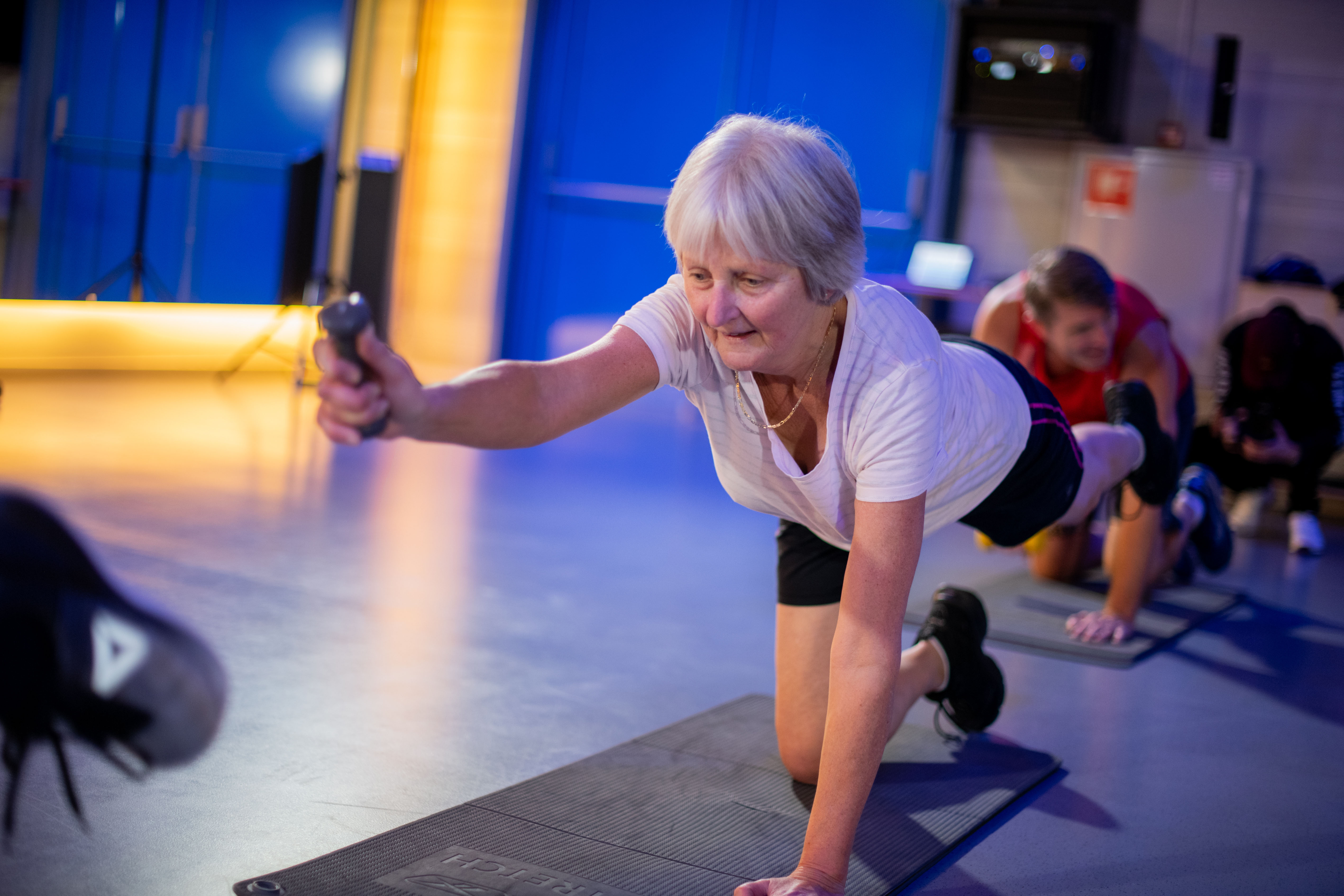 Een vrouw doet oefeningen in de sportschool.