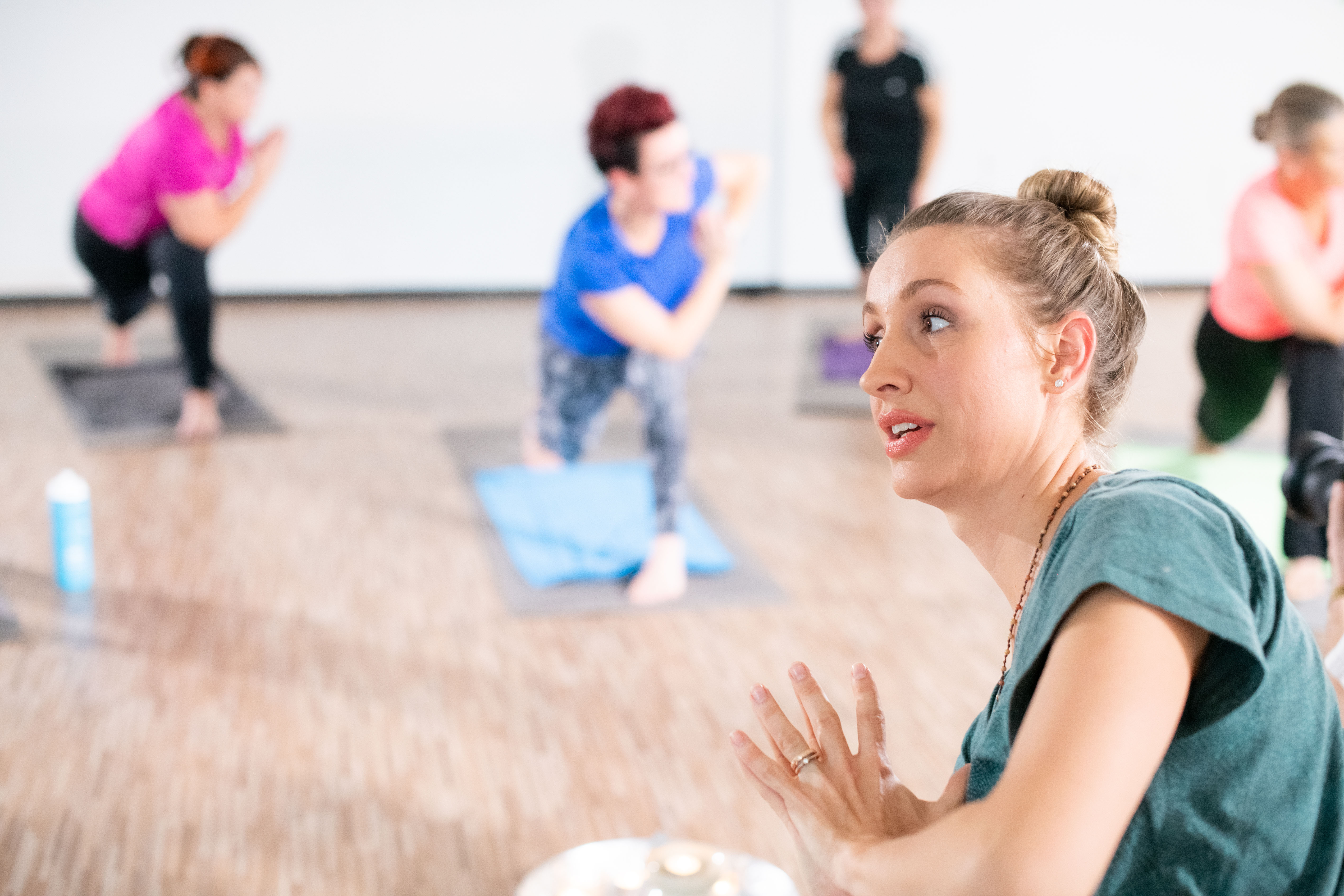 Een groep mensen doen yoga oefeningen tijdens een groepsles.