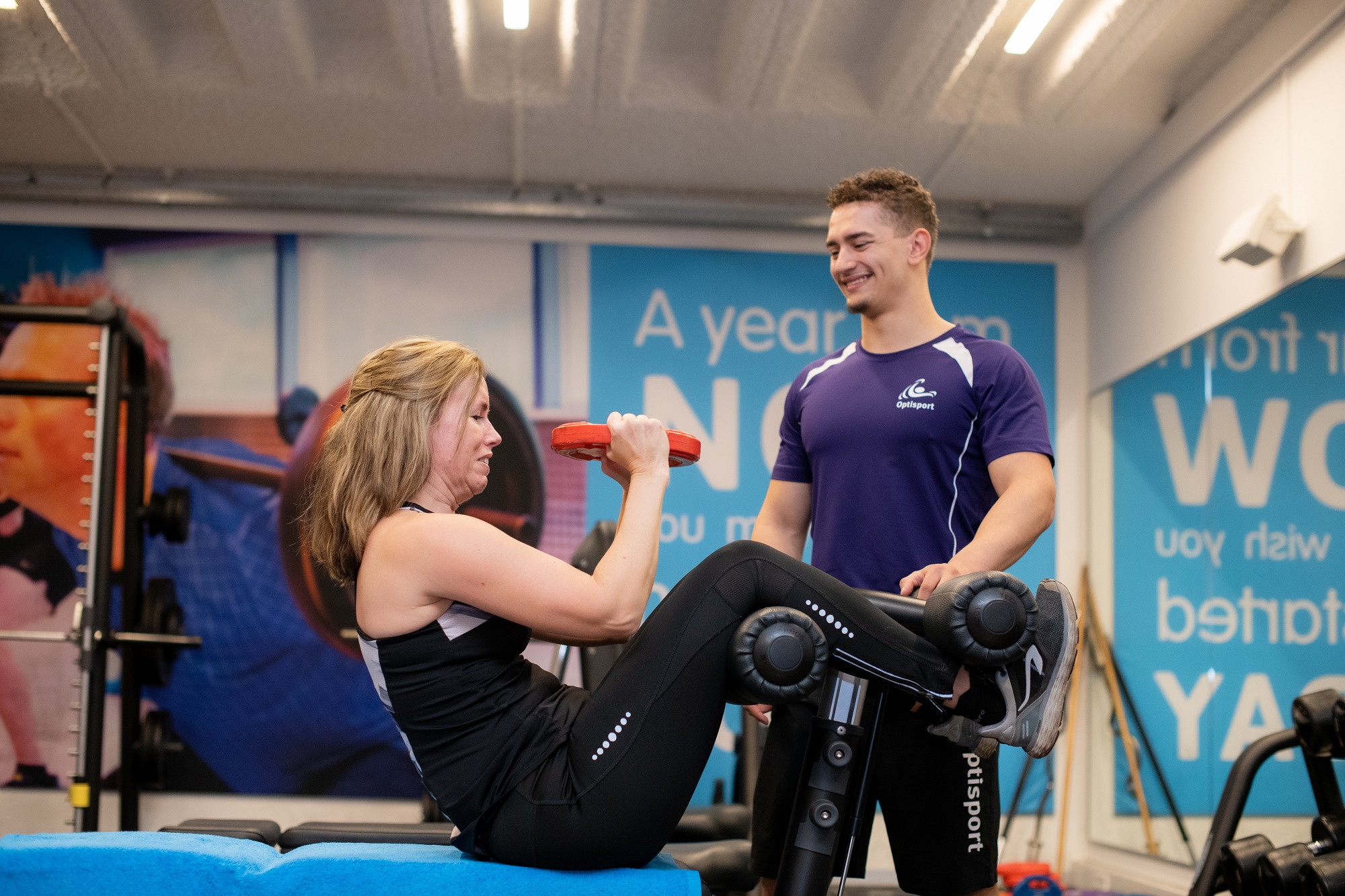 Warnsveld Leefstijlplan. Vrouw is aan het sporten met plezier en bereikt haar doelen met haar persoonlijke plan onder begeleiding van een instructeur.