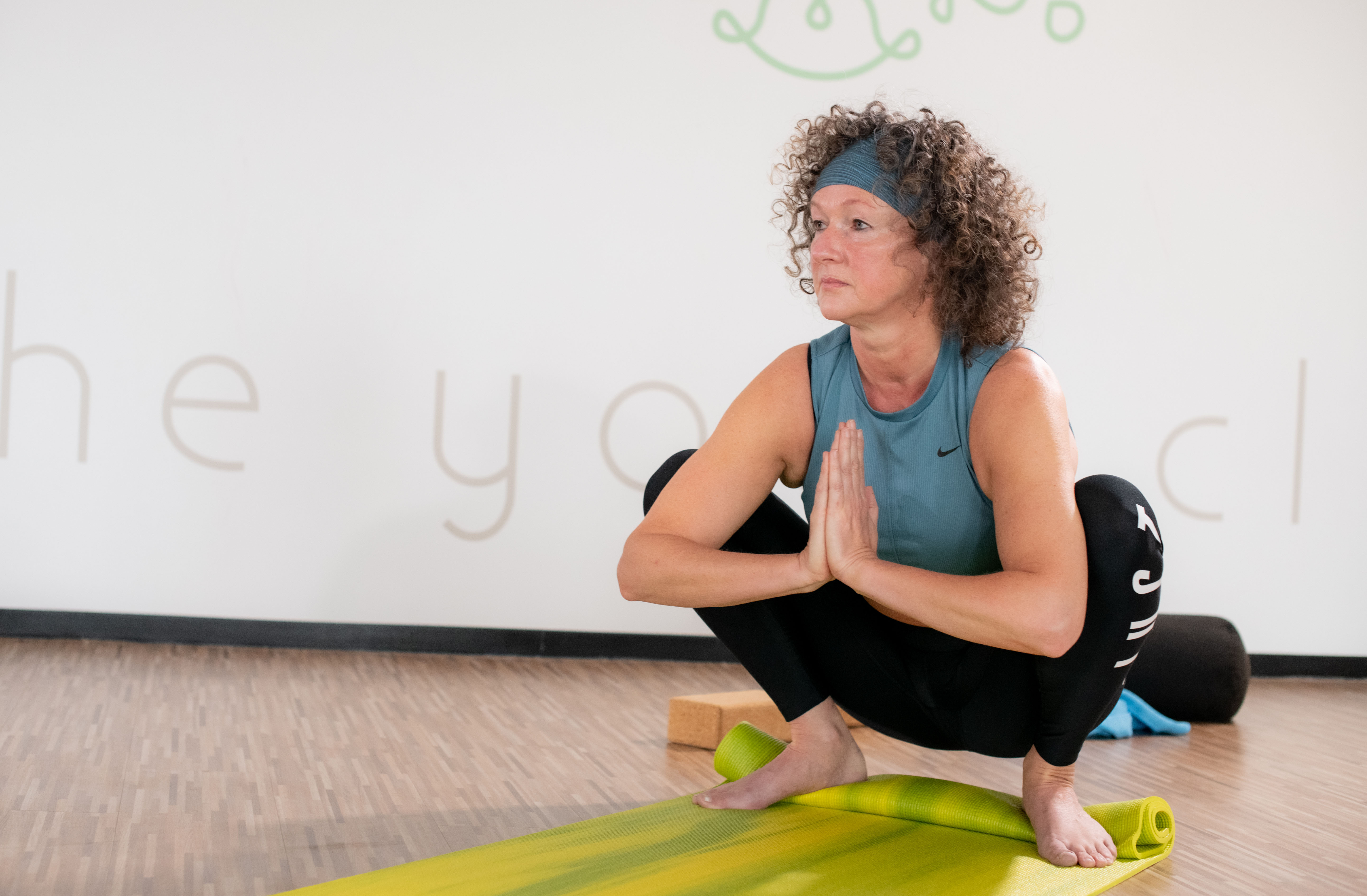 Yin Yoga bij Optisport. Vrouw is oefeningen aan het doen om zo haar gewrichten mobiel te maken.