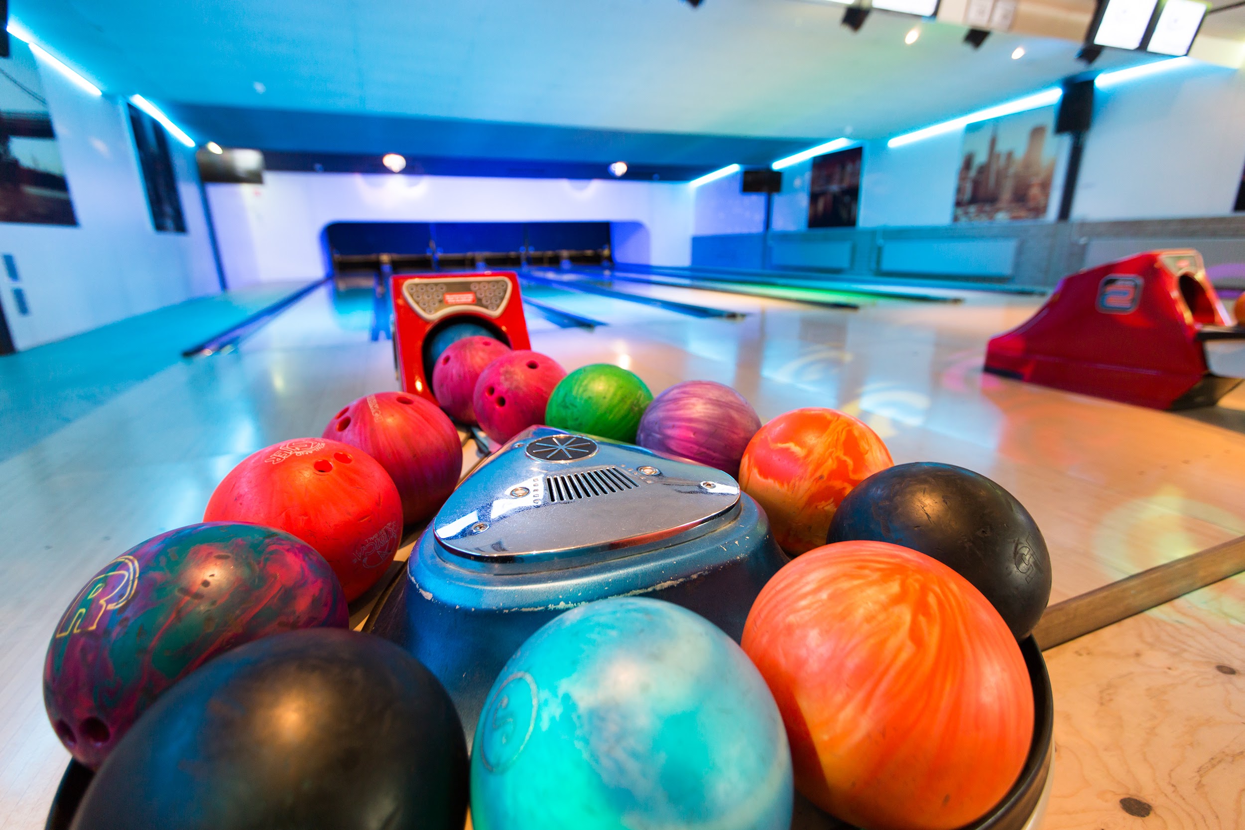 Bowlingballen liggen klaar voor gebruik