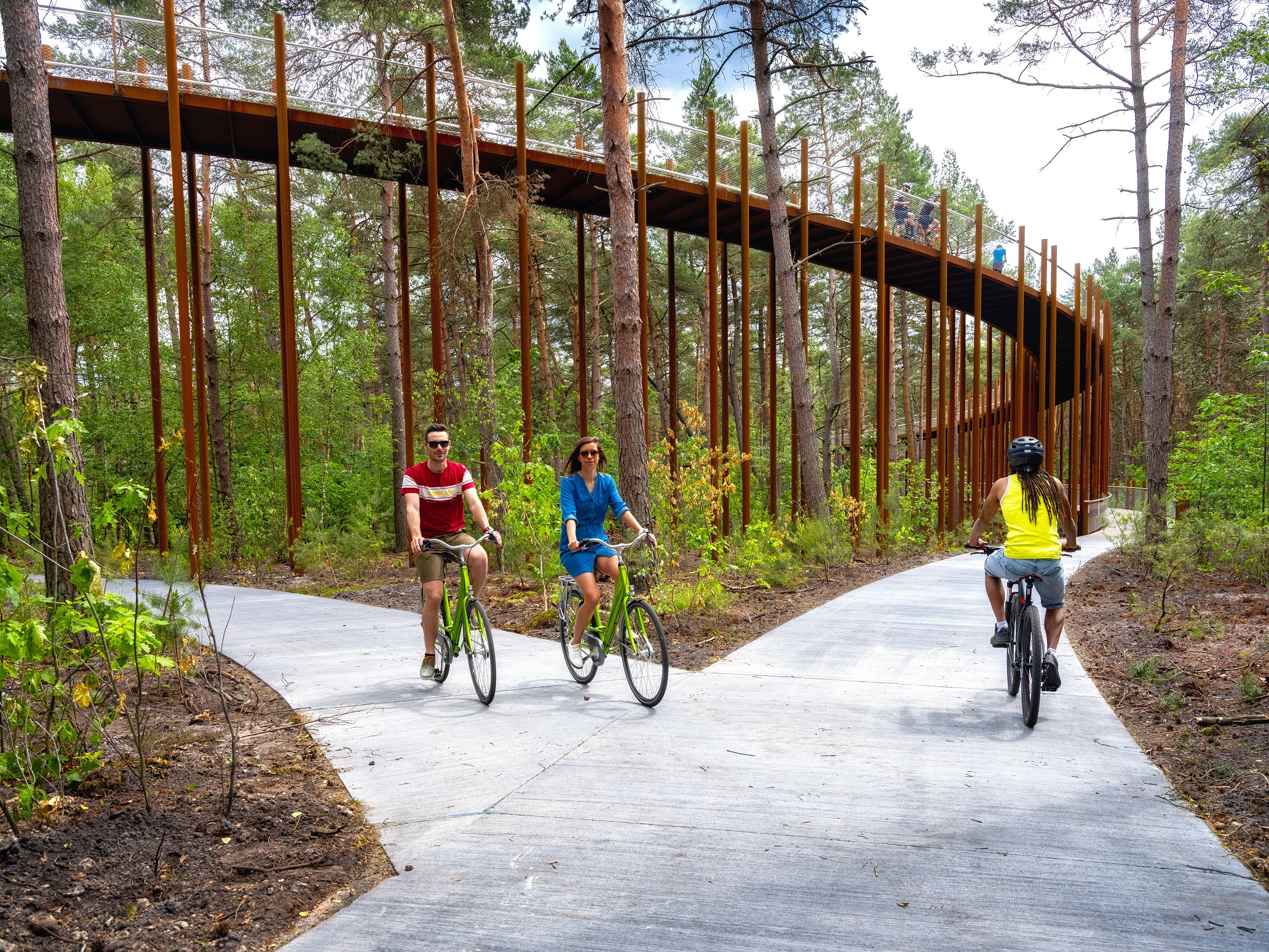 Fietsers rijden in tegengestelde richting bij de fietsbrug in Lommel