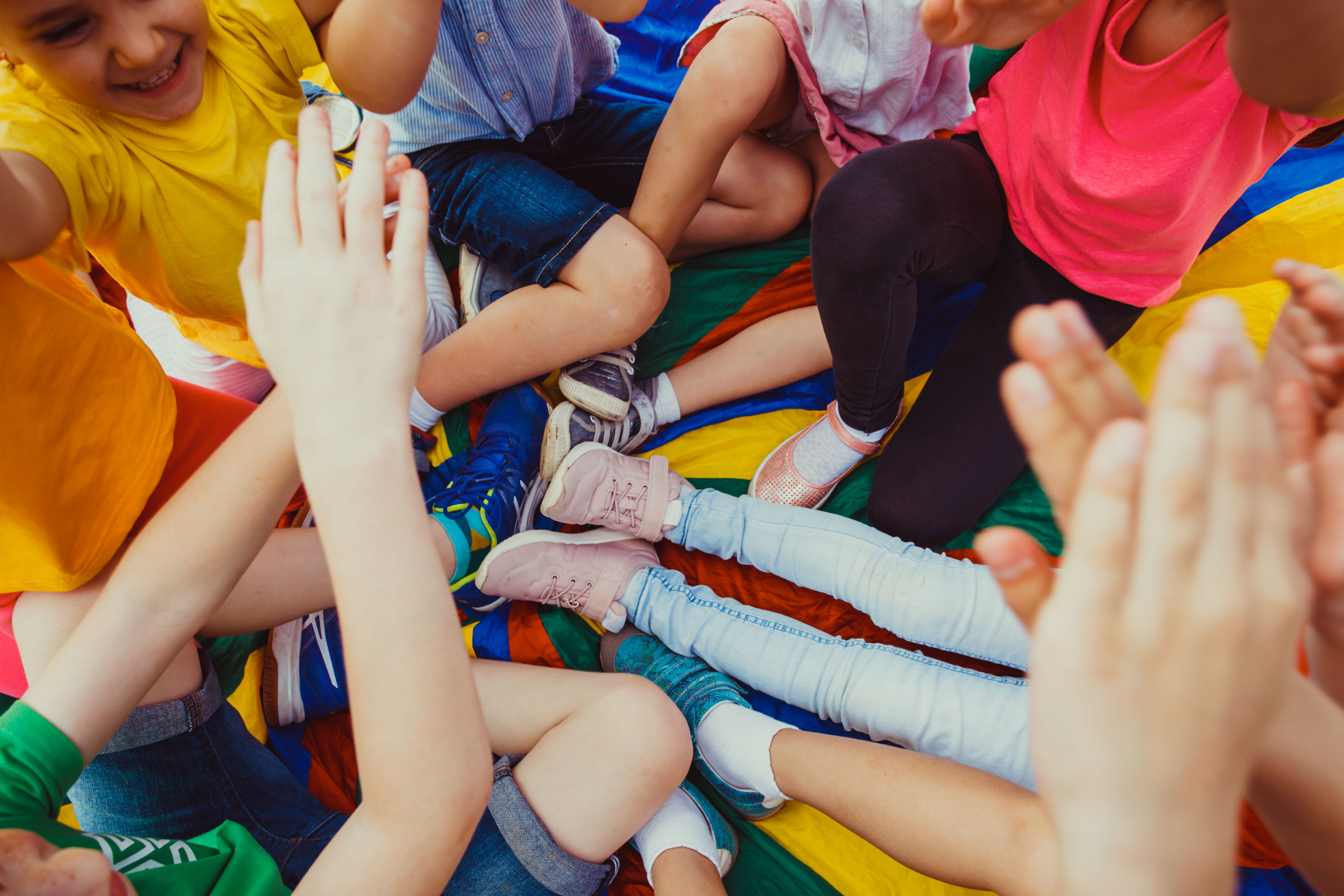 Groep kinderen zijn plezier aan het maken in een sporthal.