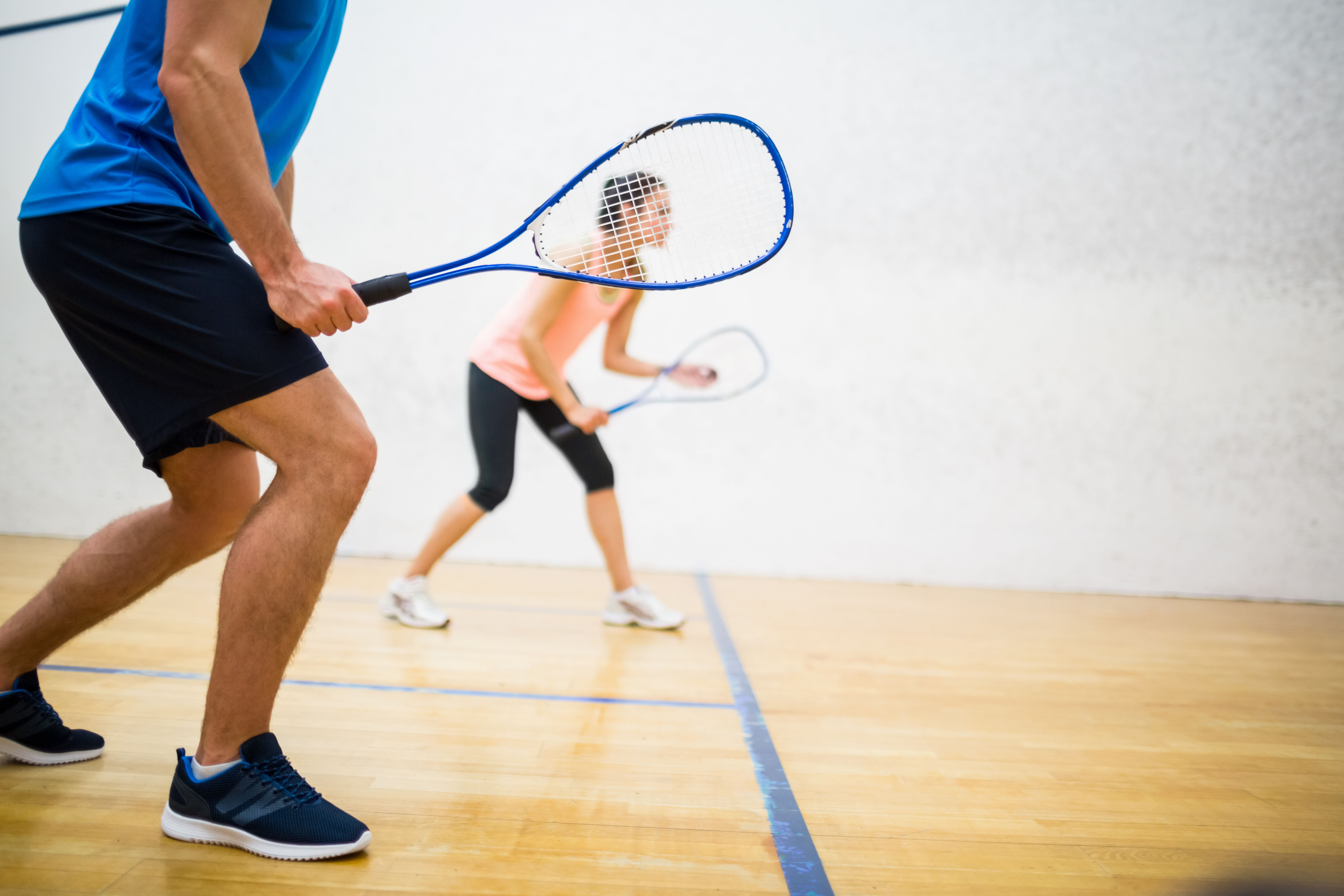 Man en vrouw spelen een potje squash tegen elkaar.