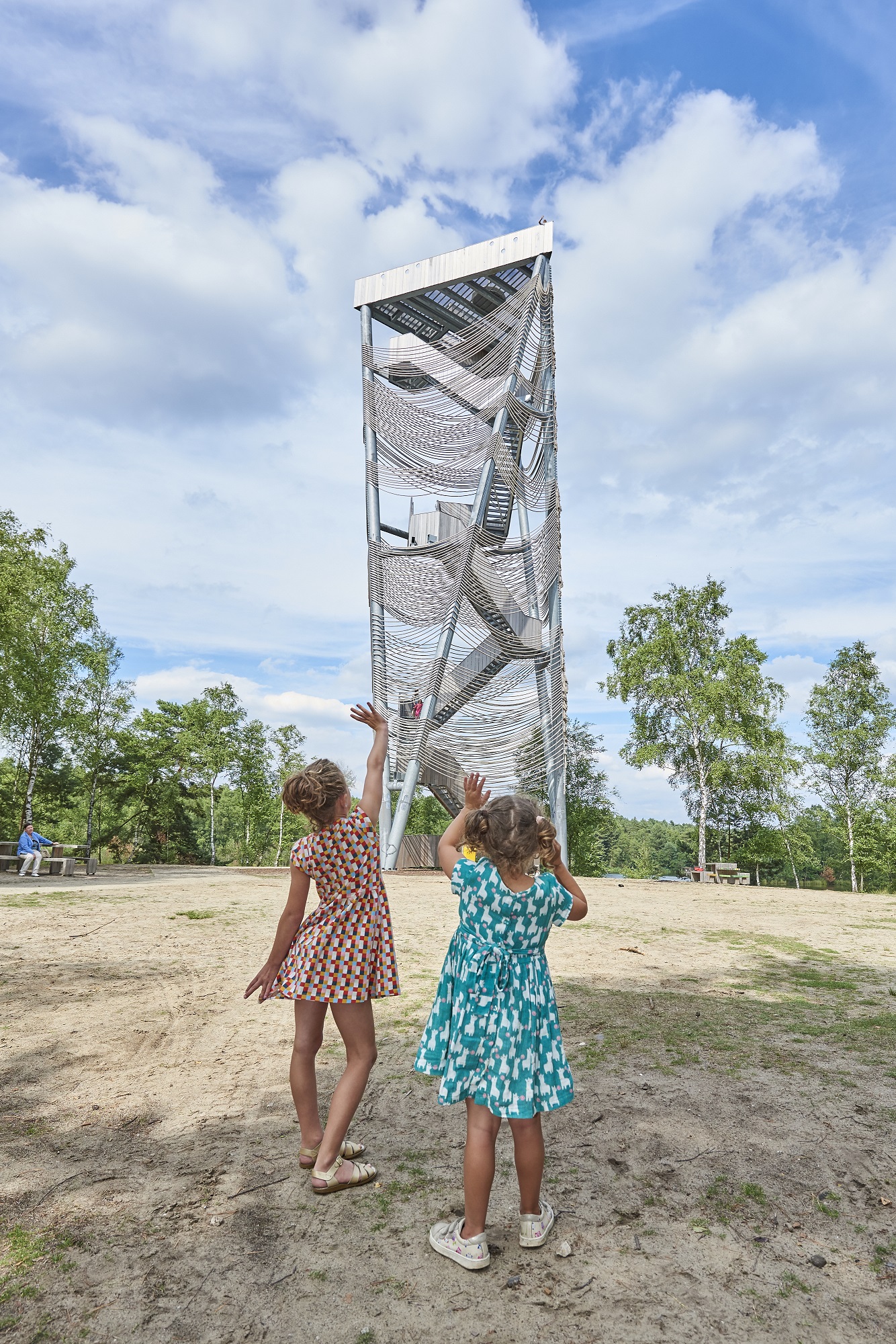 Landschap natuur van Lommel. Twee kinderen lopen met veel plezier door de omgeving van Lommel.