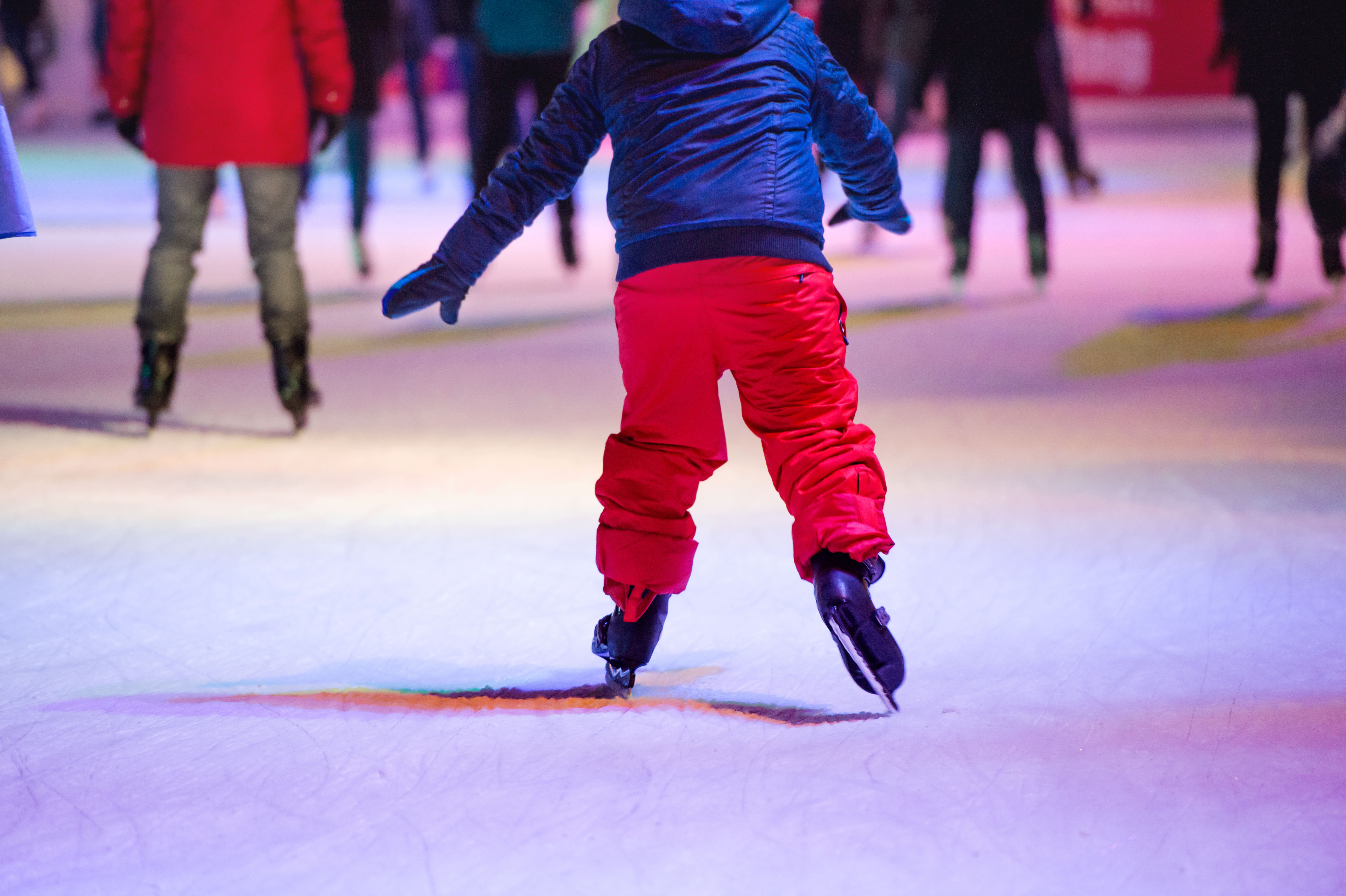 Kindje op het ijs aan het schaatsen