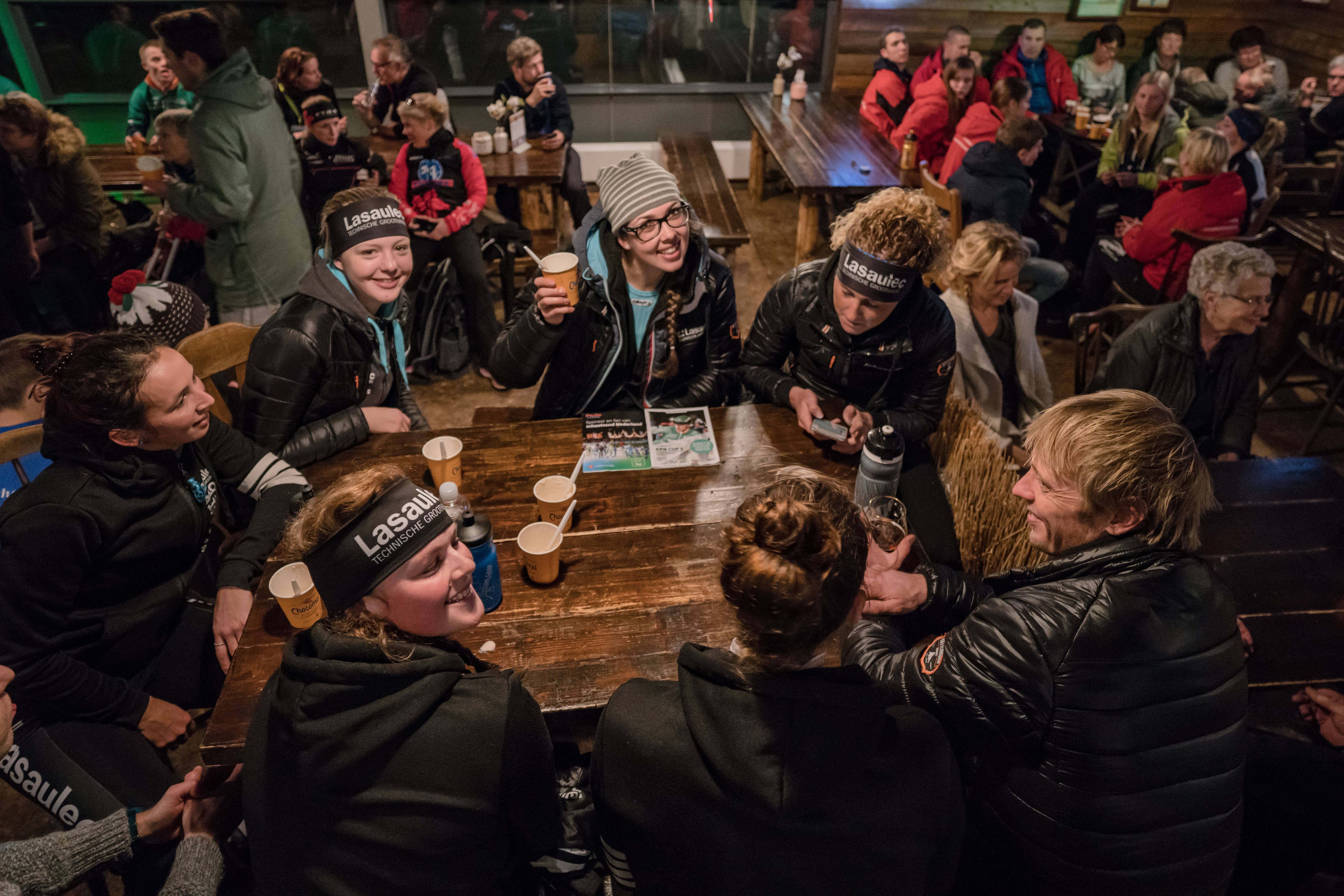 Volle ruimte met mensen die lekker kletsen en wat drinken