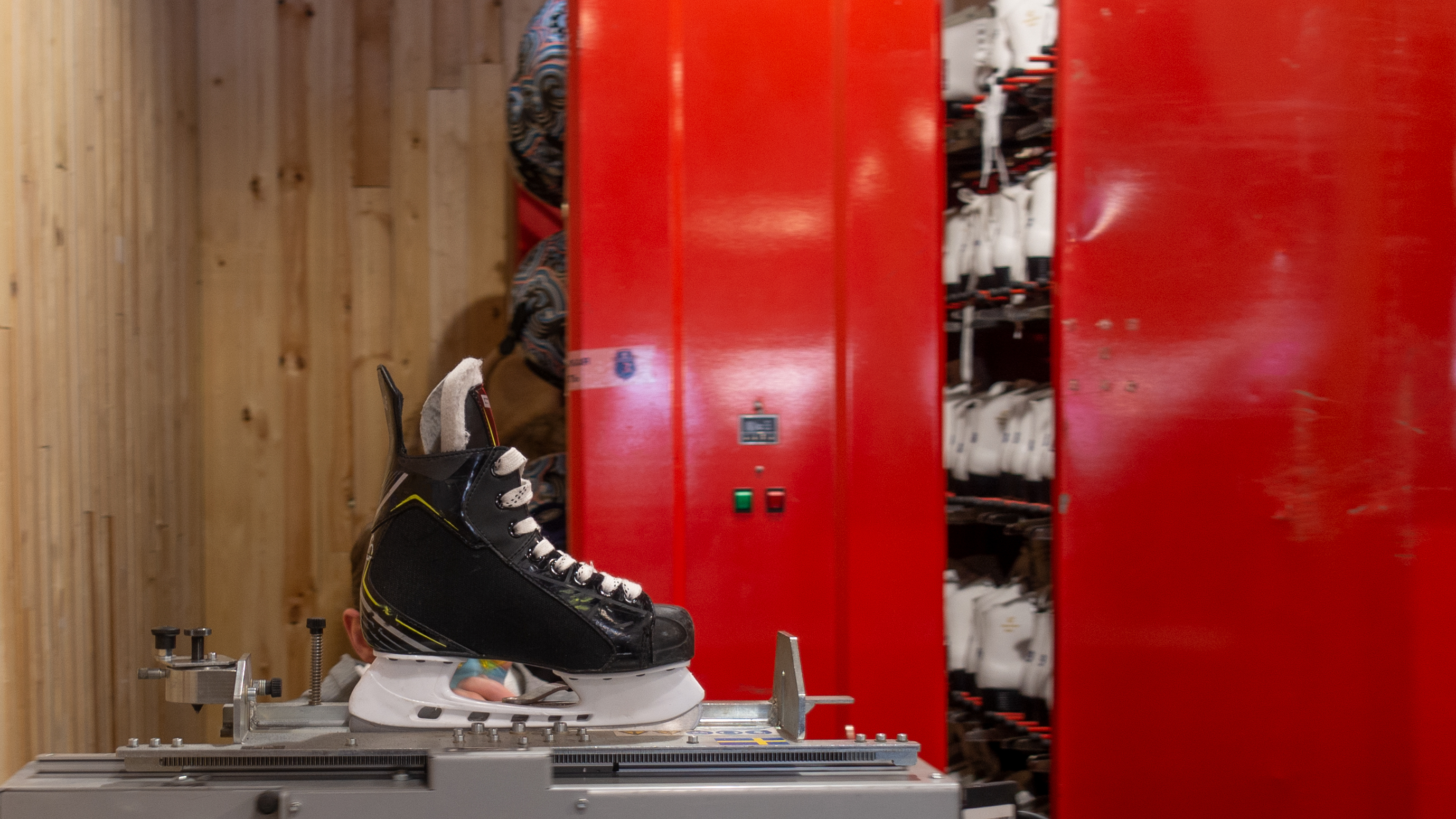 Vrouw trekt haar schaatsen aan en gaat het ijs op.