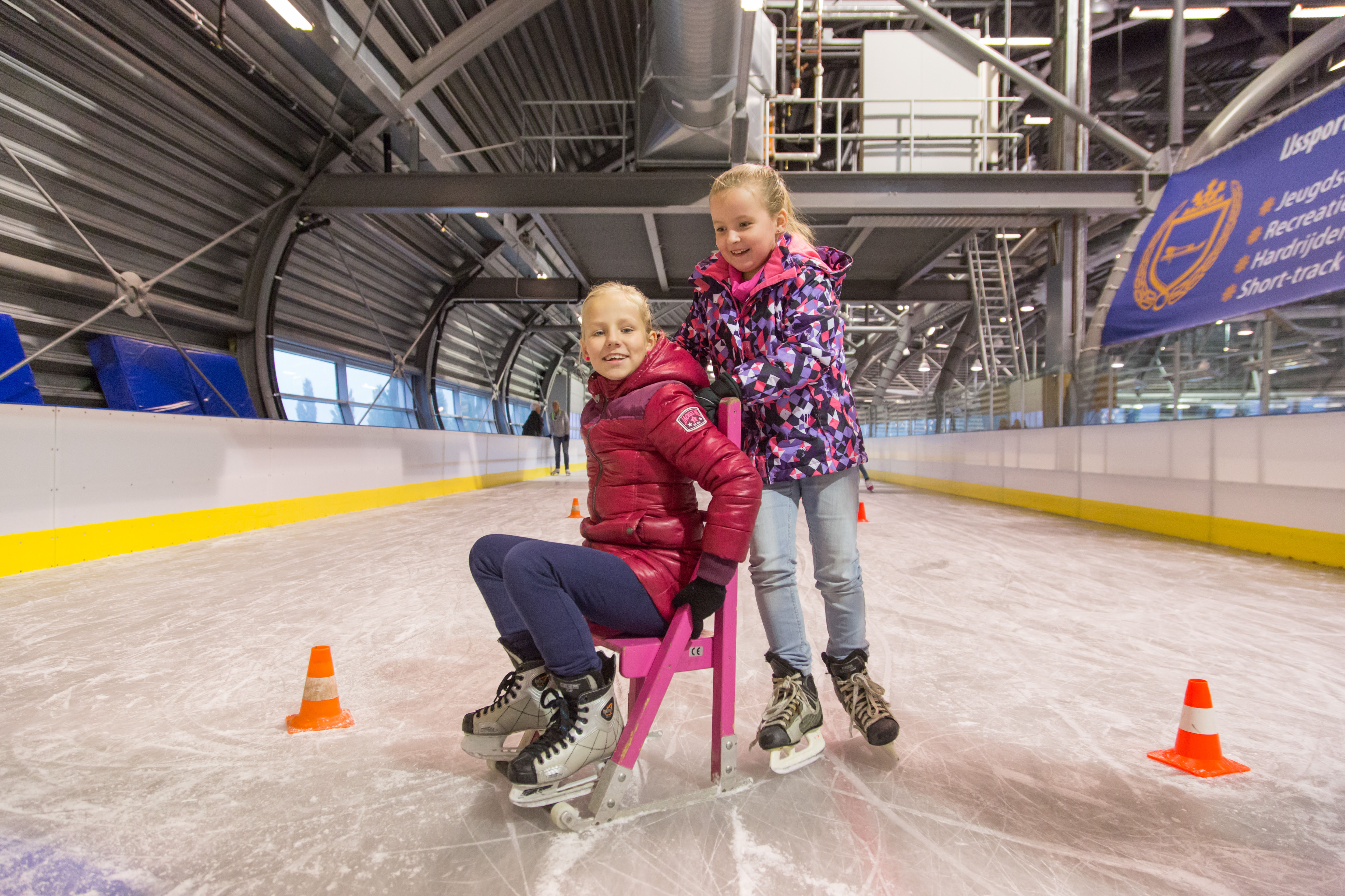 Schaatsfeestje bij een Optisport locatie. Kinderen hebben plezier op het ijs tijdens het feestje.