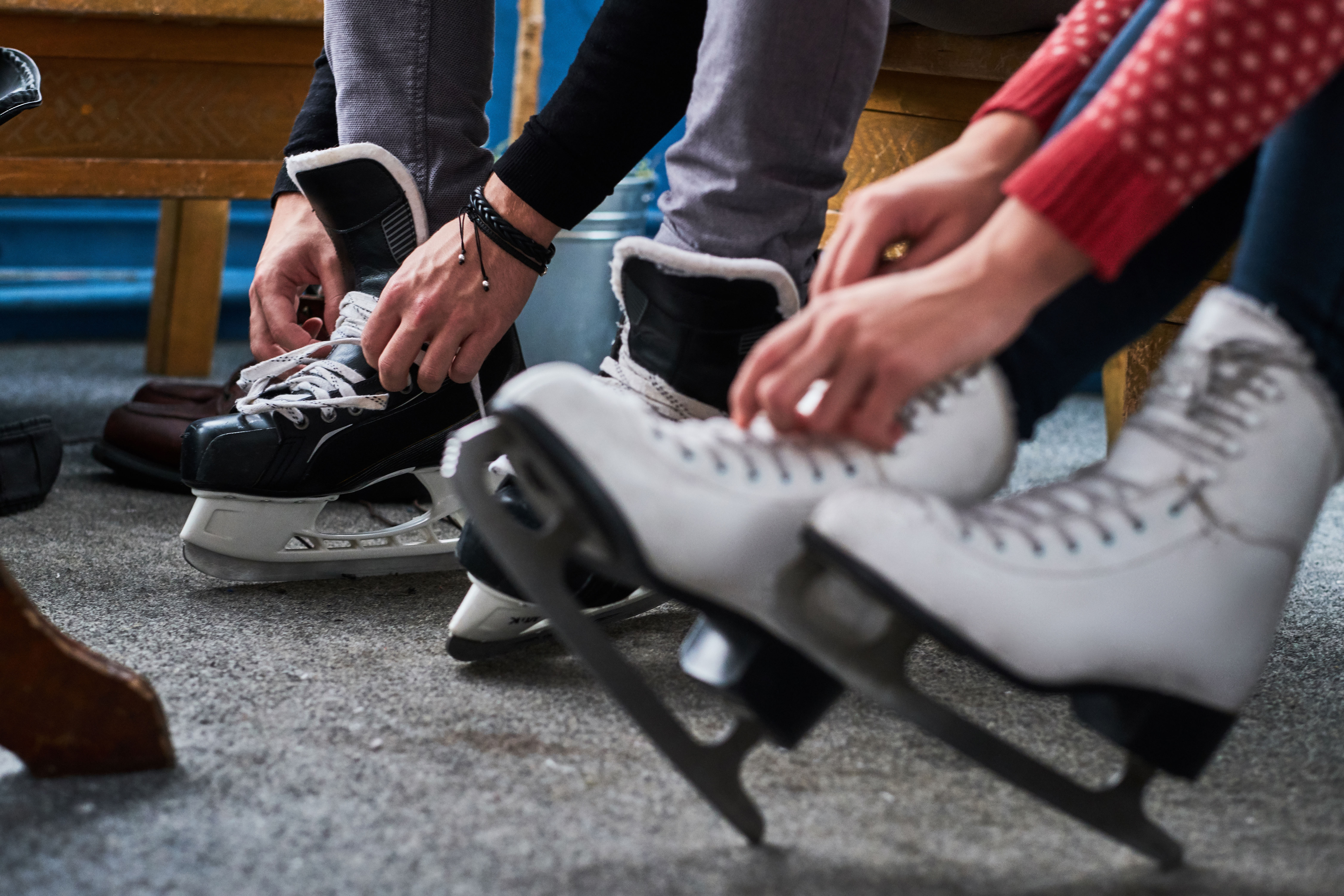 Bij de schaatsbaan kunnen er verschillende soorten schaatsen gehuurd worden.