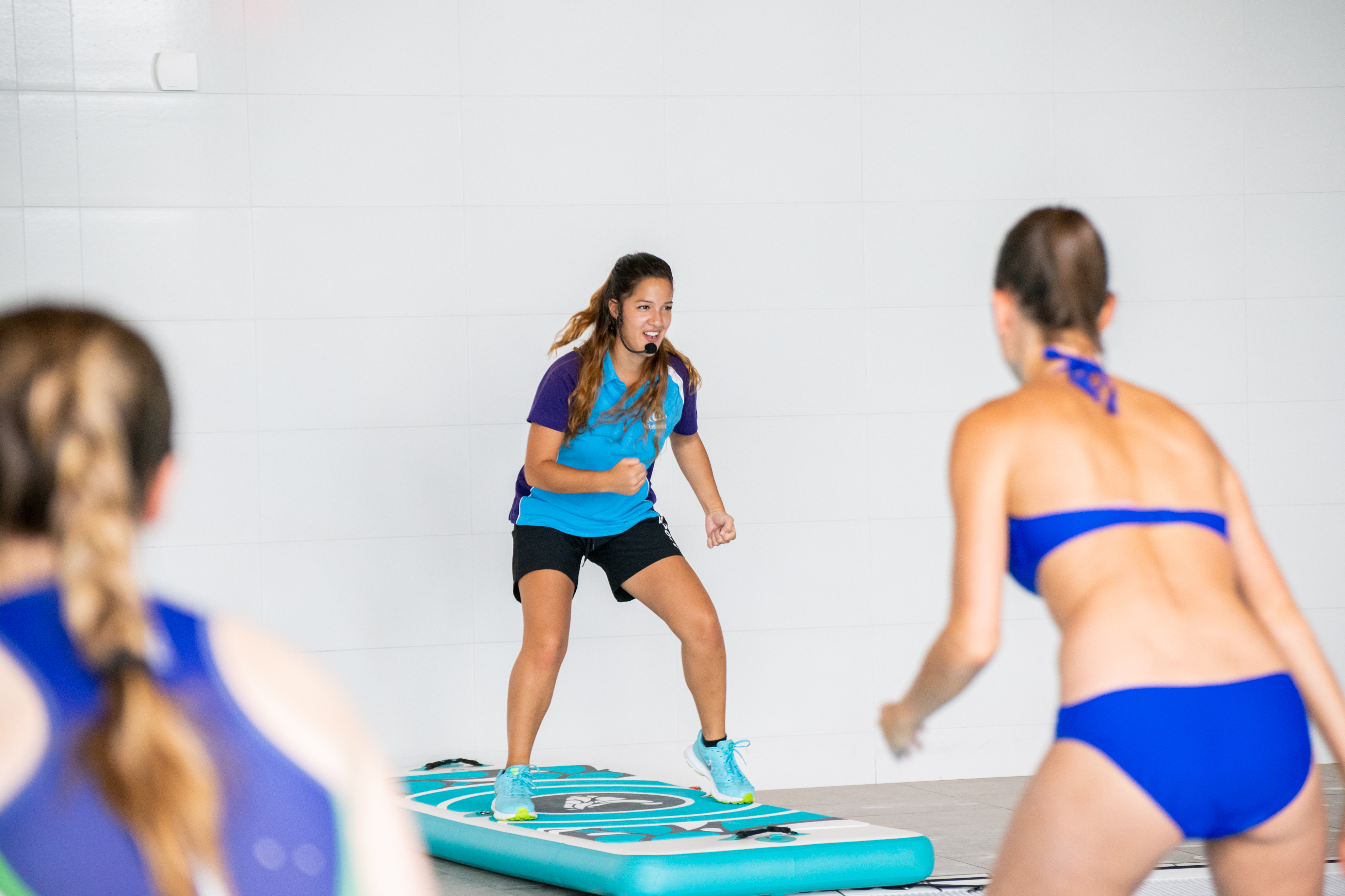 Twee deelnemers krijgen instructie tijdens een groepsles van Aqua'Float bij Optisport.