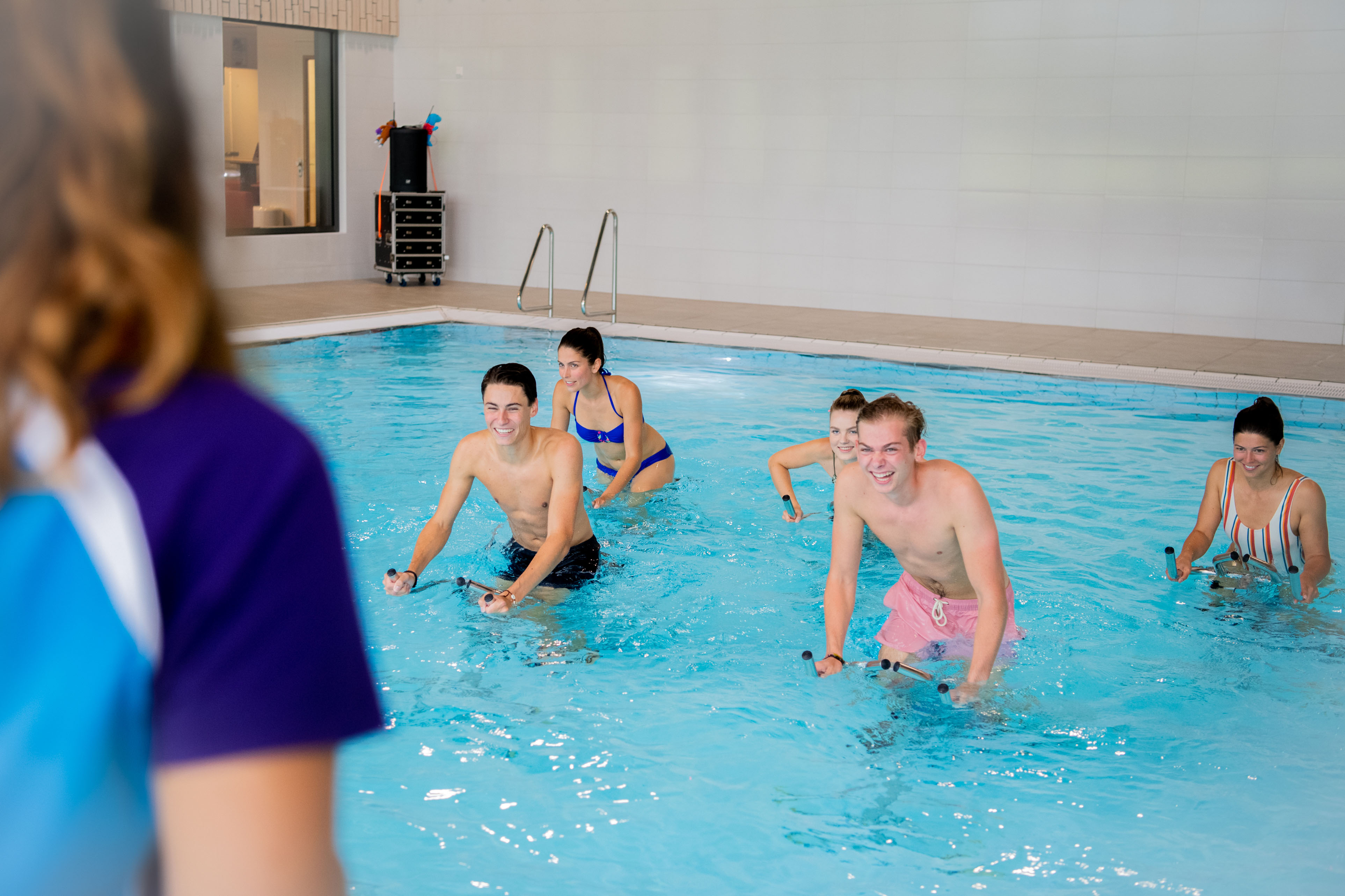 Vijf mannen in het water tijdens les Aqua'Spinning