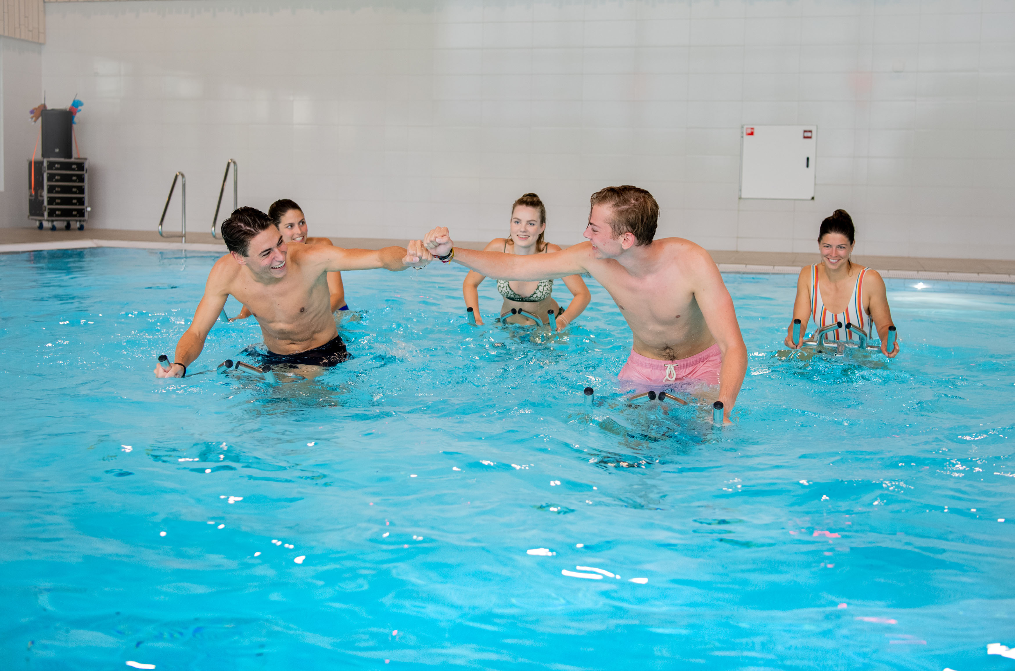 Vijf mannen aan het spinnen in het water