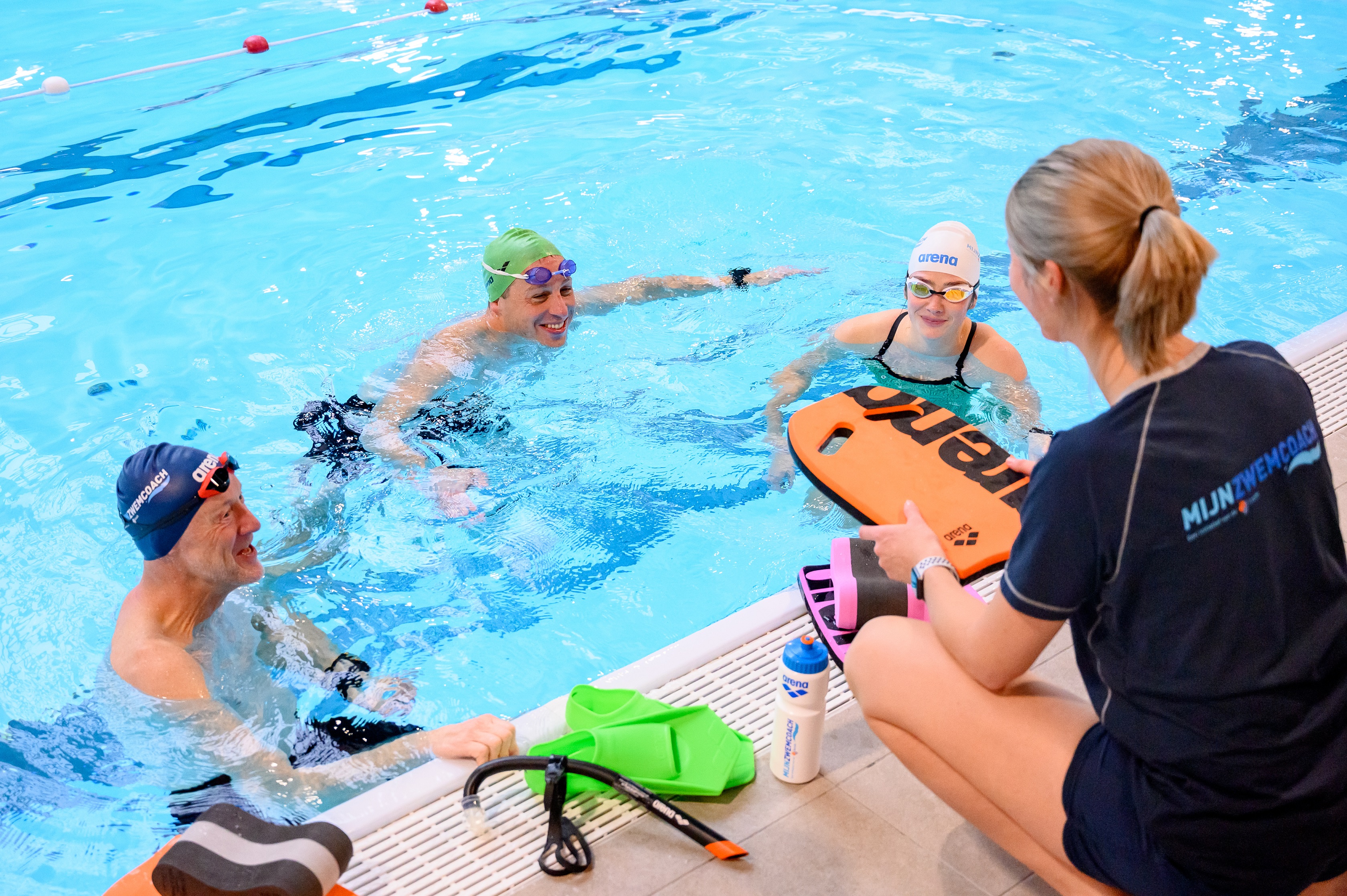 Borstcrawlcursus in een zwembad van Optisport onder begeleiding van een instructeur.