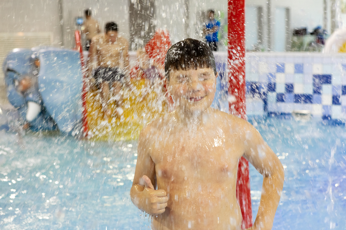 Kinderen spelen in een kinderbad met speel attributen.