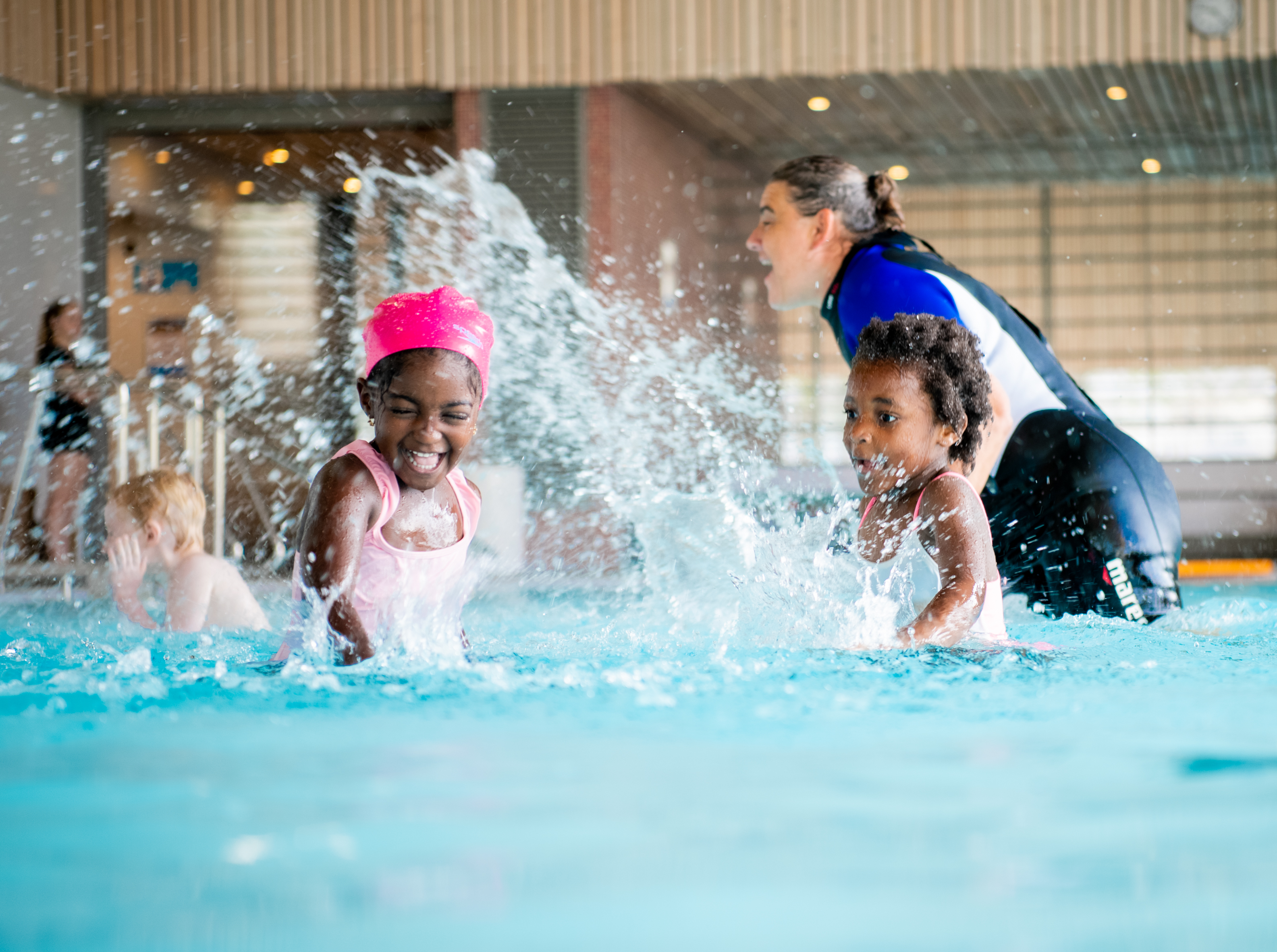 Kinderen in zwembad