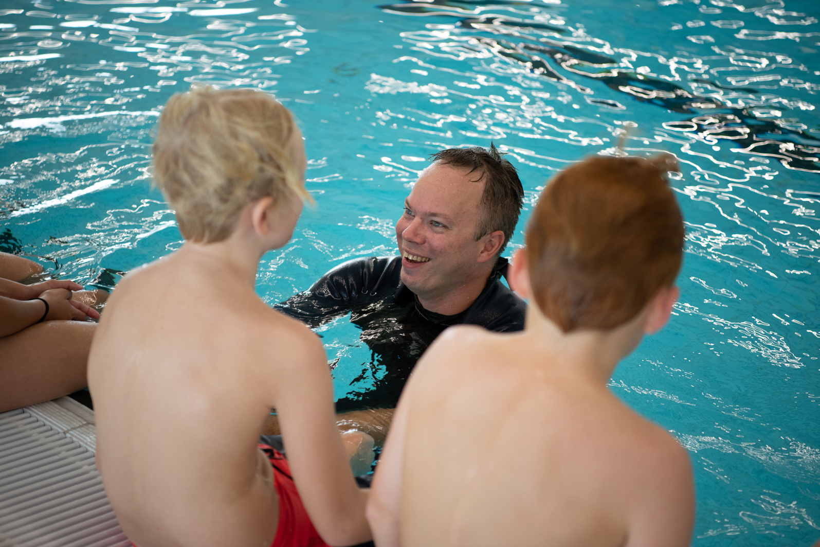 Blije kinderen met instructeur