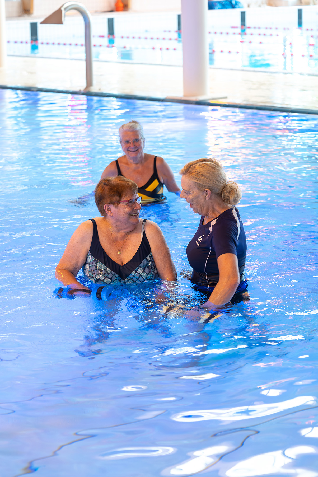 Dame wordt geholpen door de instructeur