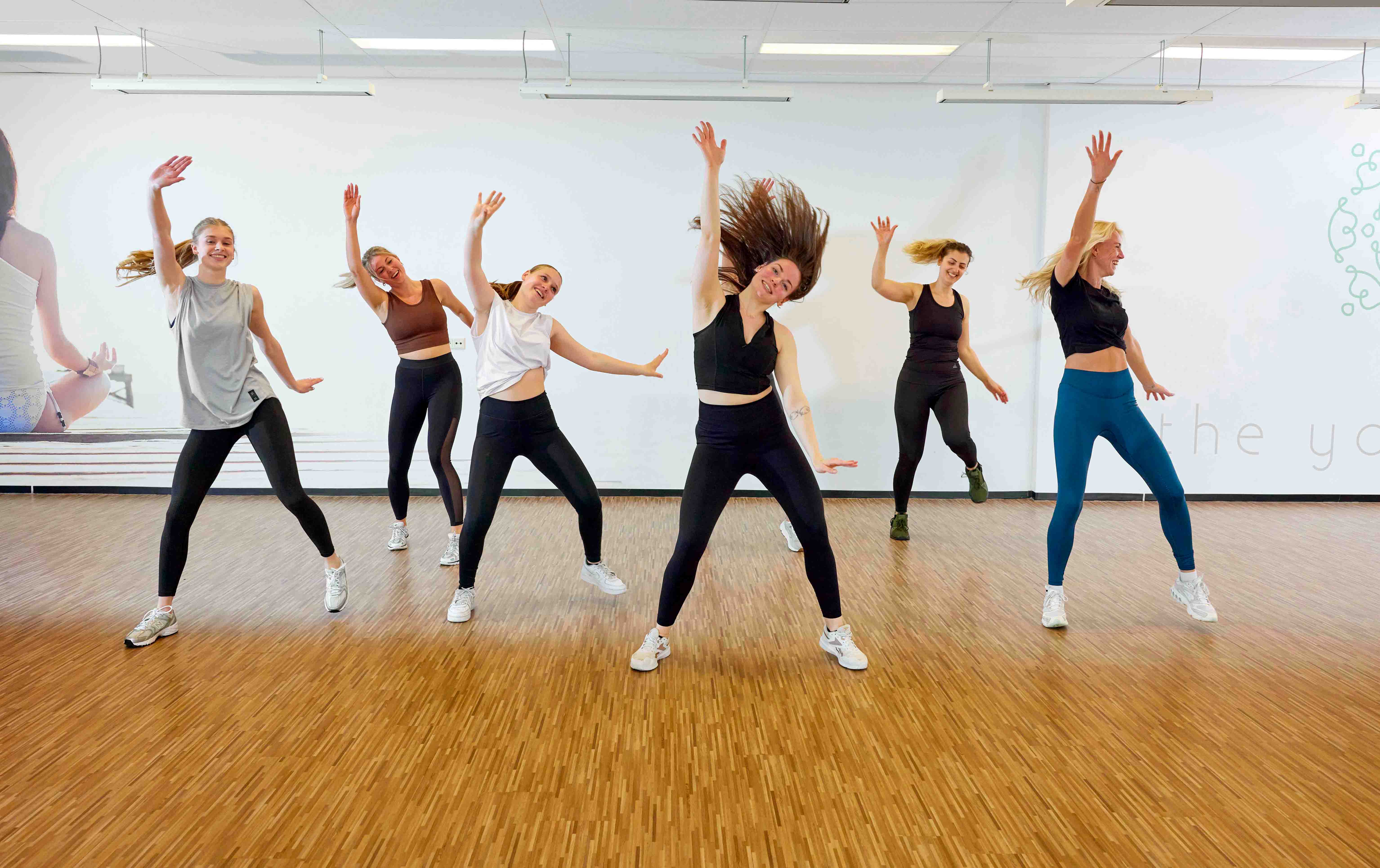 Zes meiden gaan helemaal los tijdens een groepsles Club Dance Party bij Optisport en springen in de lucht. 