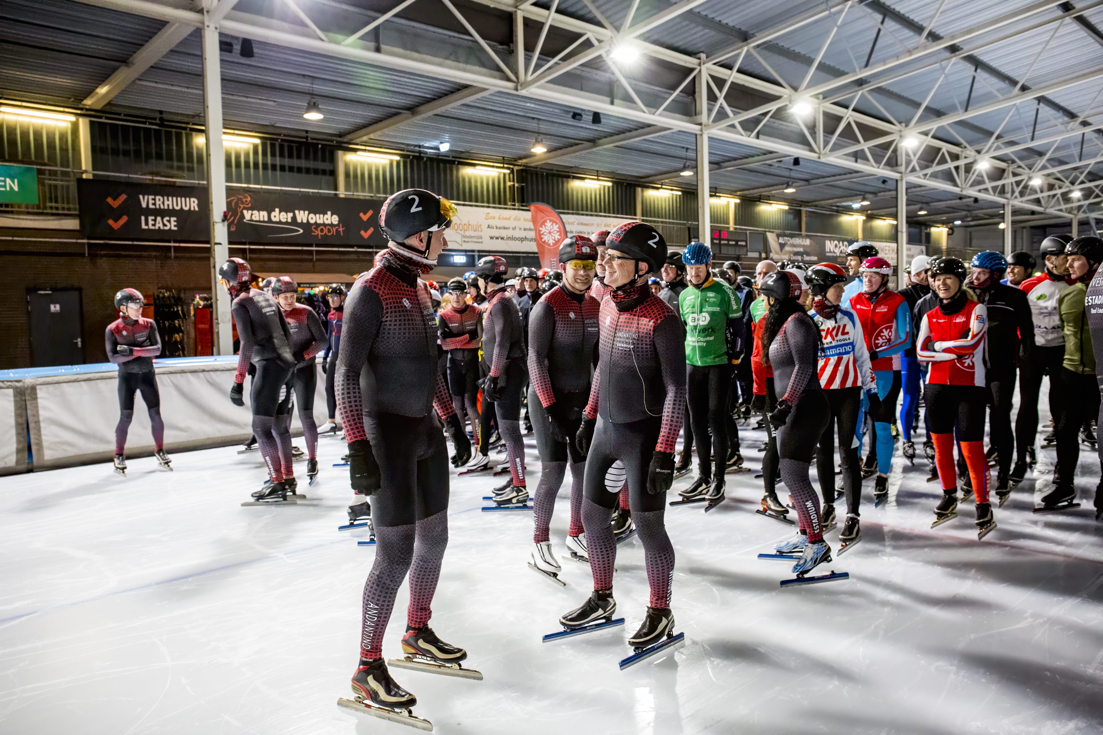 Personen schaatsen op de IJsbaan van De Westfries in Hoorn tijdens de buffelavond.