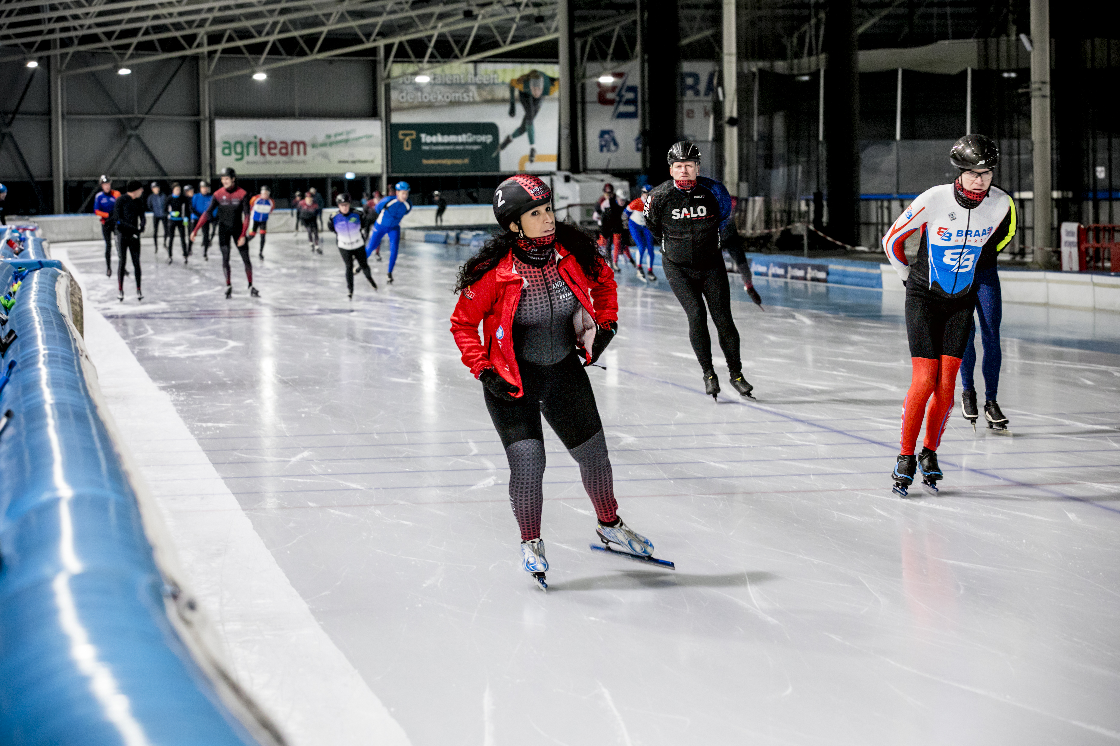 Personen schaatsen op de IJsbaan van De Westfries in Hoorn tijdens de buffelavond.