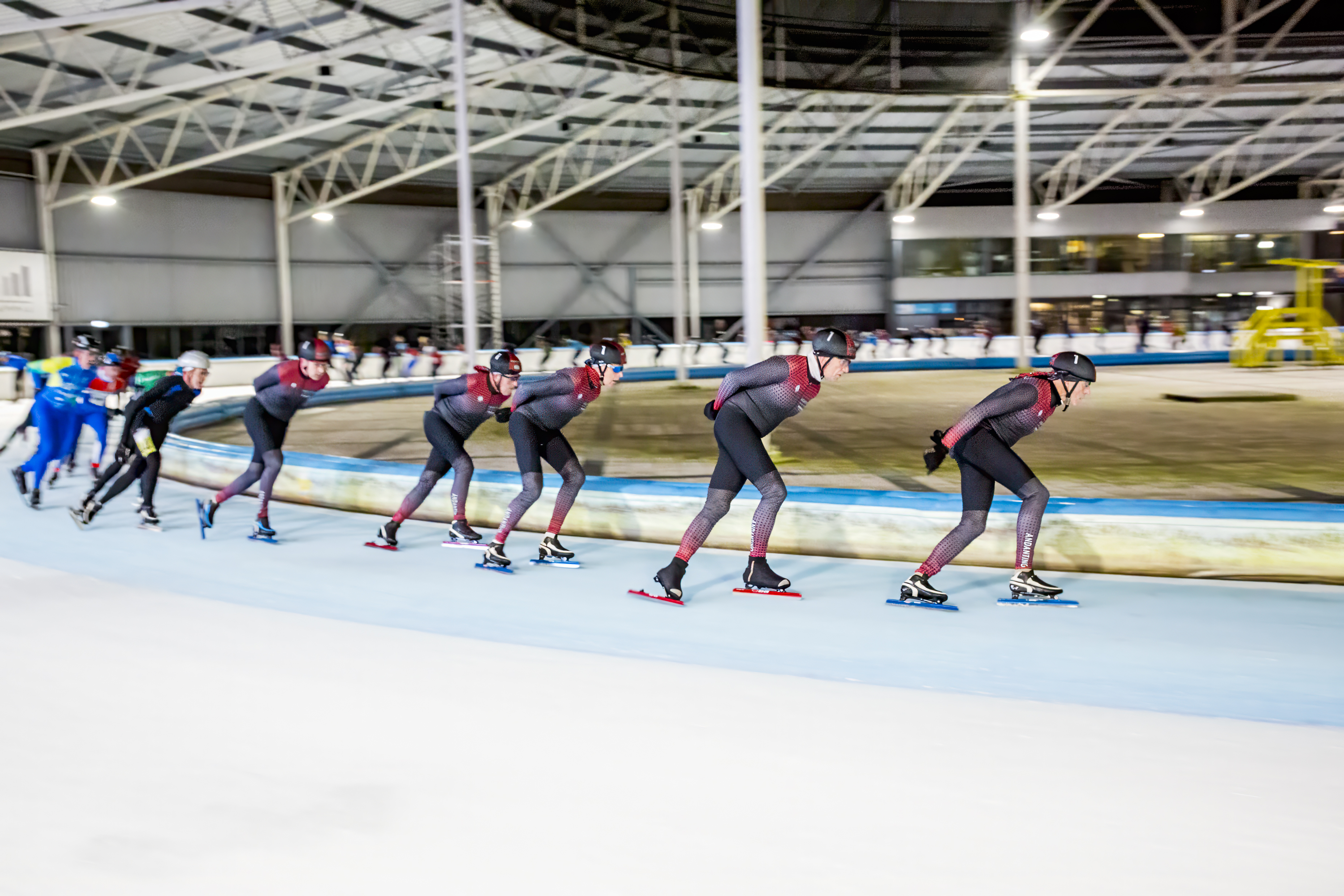 Personen schaatsen op de IJsbaan van De Westfries in Hoorn tijdens de buffelavond.