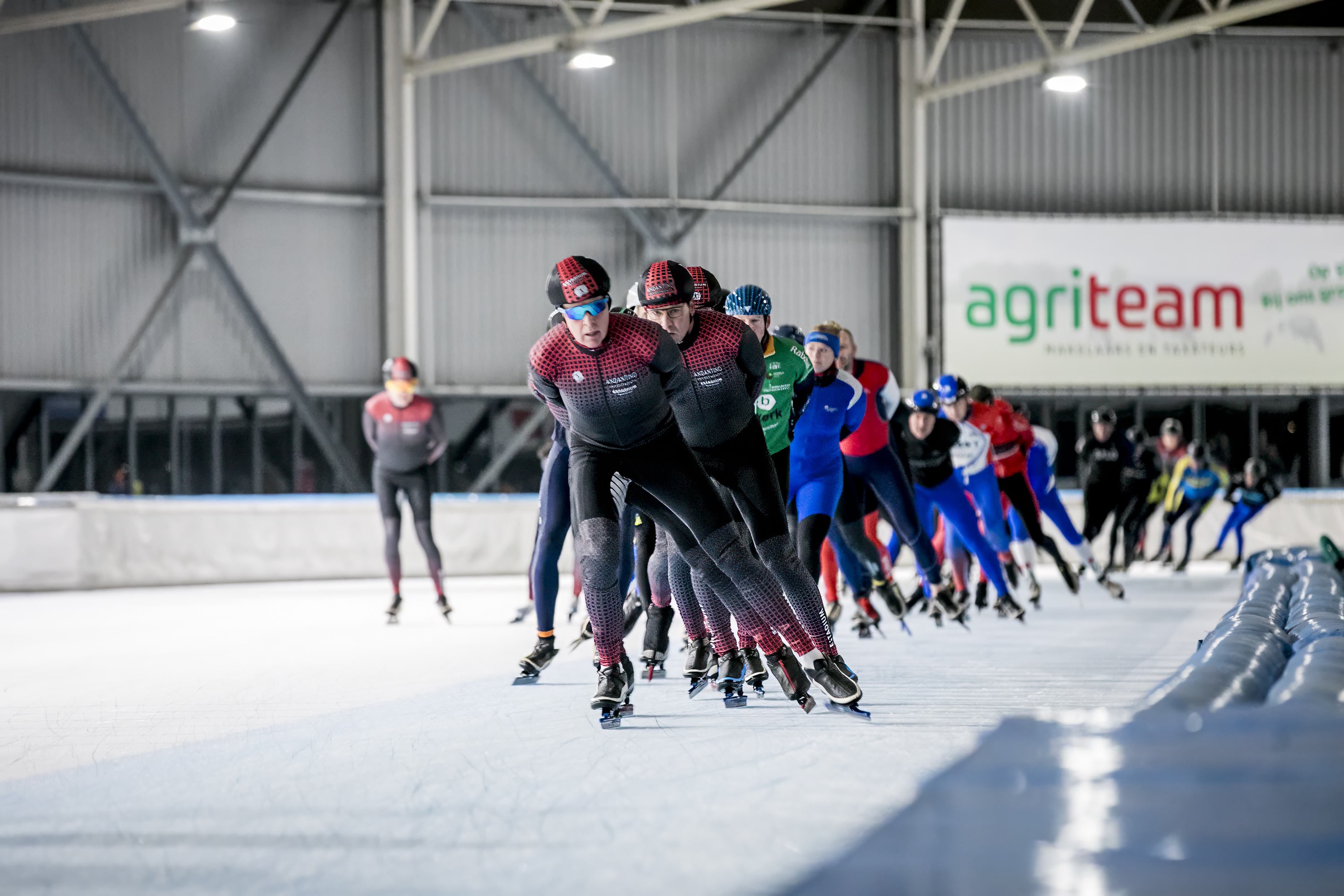 Personen schaatsen op de IJsbaan van De Westfries in Hoorn tijdens de buffelavond.