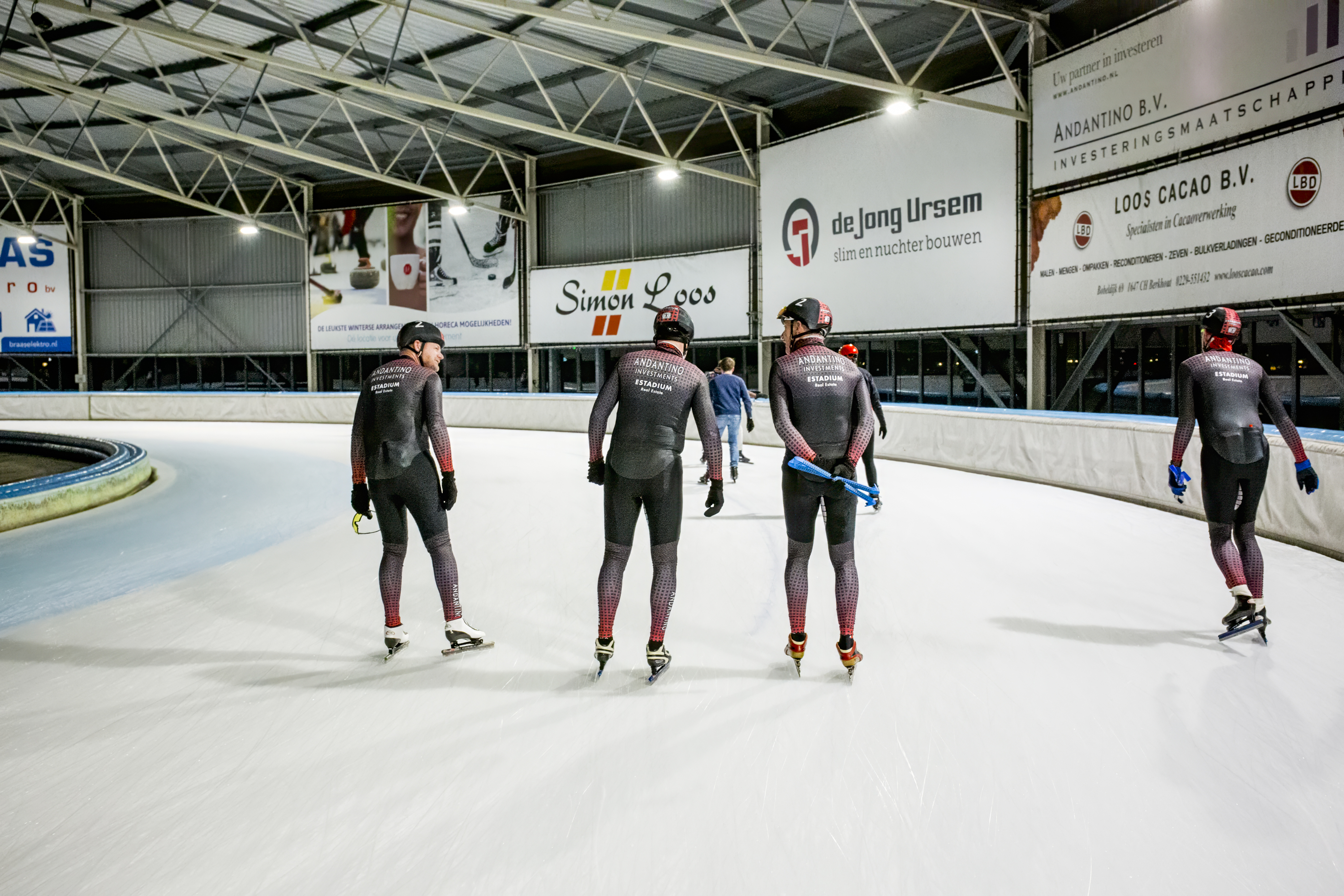 Personen schaatsen op de IJsbaan van De Westfries in Hoorn tijdens de buffelavond.