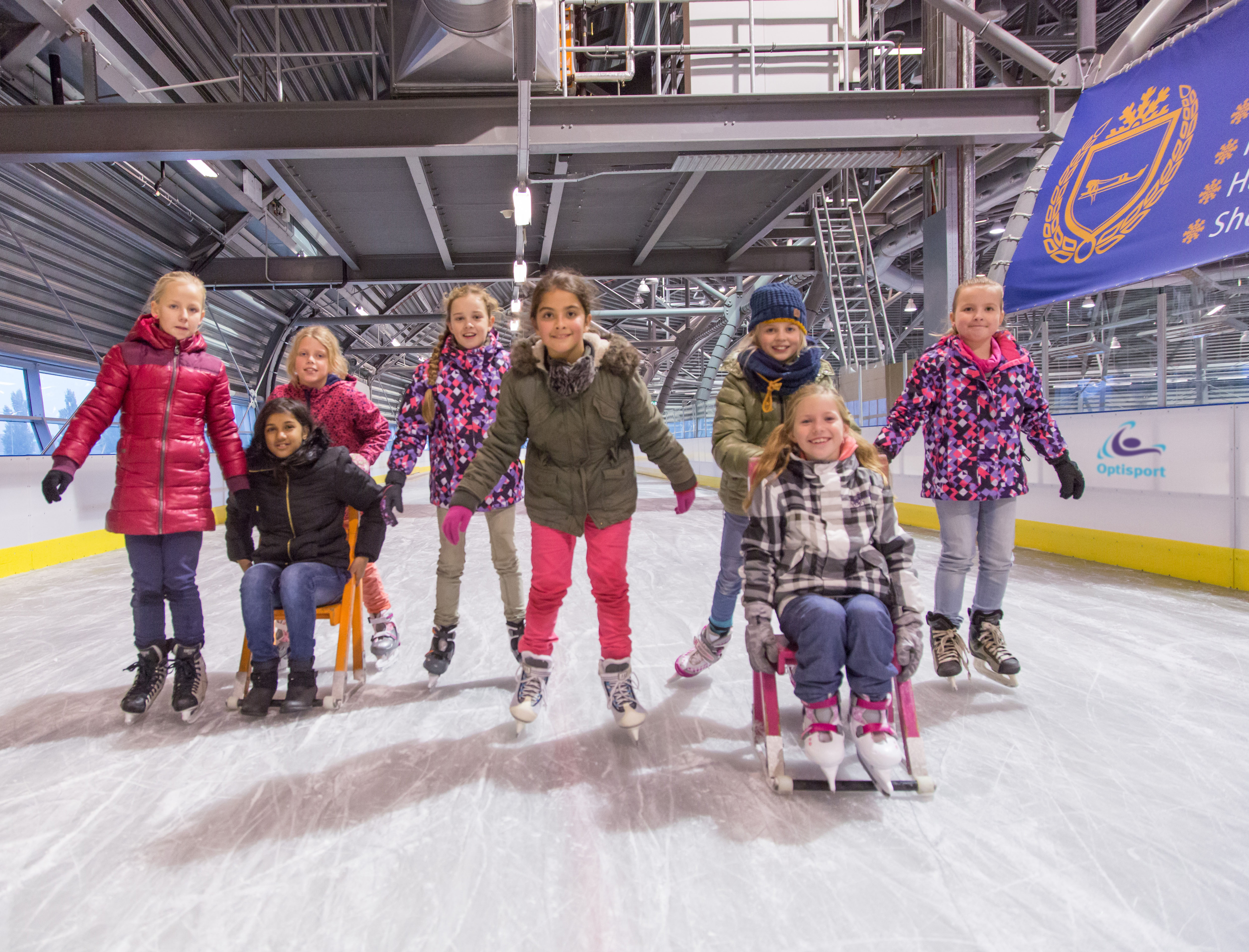 Schaatsfeestje bij een Optisport locatie. Kinderen hebben plezier op het ijs tijdens het feestje.