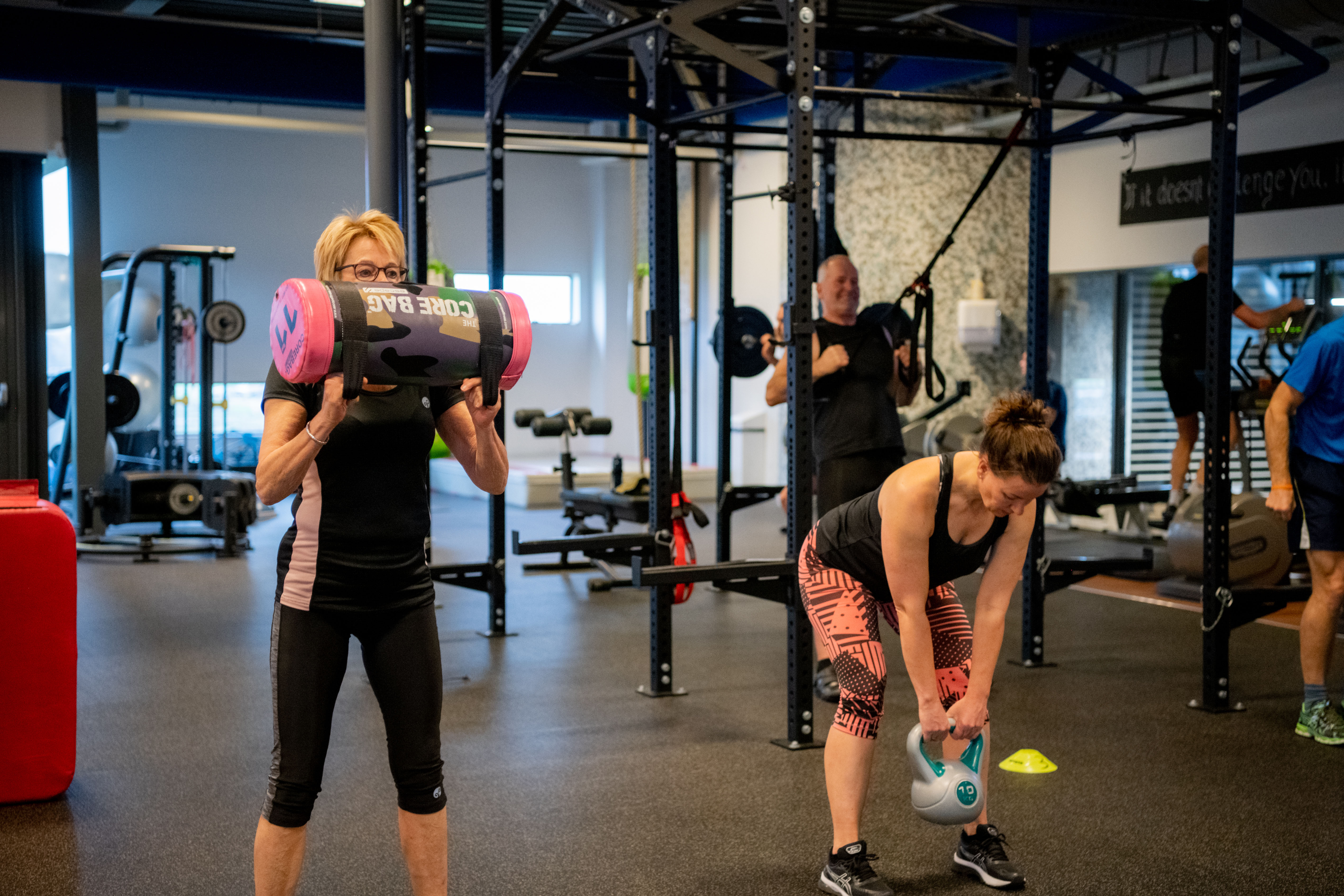 Twee vrouwen doen oefeningen met gewichten tijdens Circuittraining