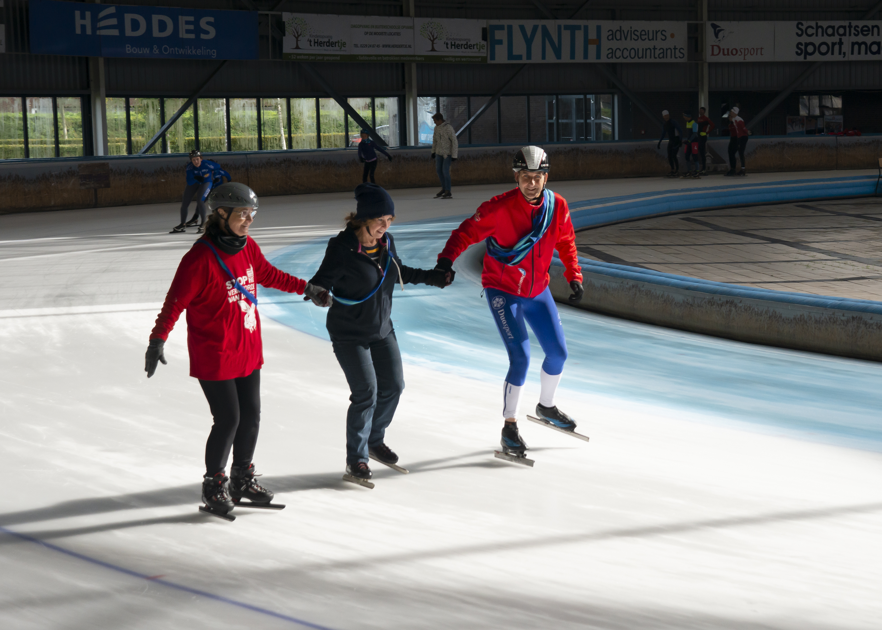 Schaatsles bij een Optisport locatie. Kinderen leren schaatsen en hebben het gezellig onder begeleiding van een instructeur.